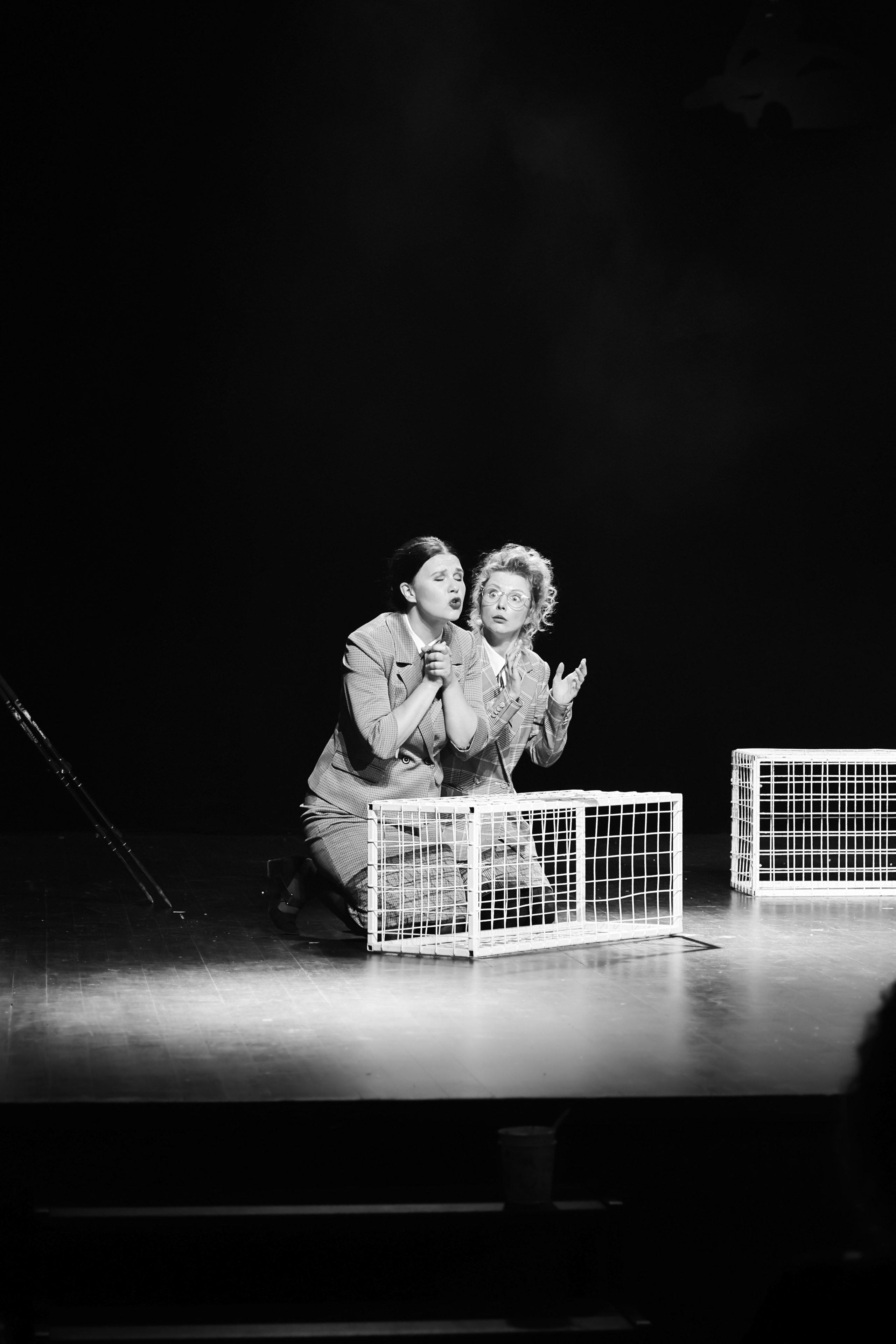 Спектакль «Дикарь» (серия — монохром), Театр «Сначала-Сначала театр». Наталья Алексеенко. Фотохудожник в Москве. Репортаж, портрет, стрит