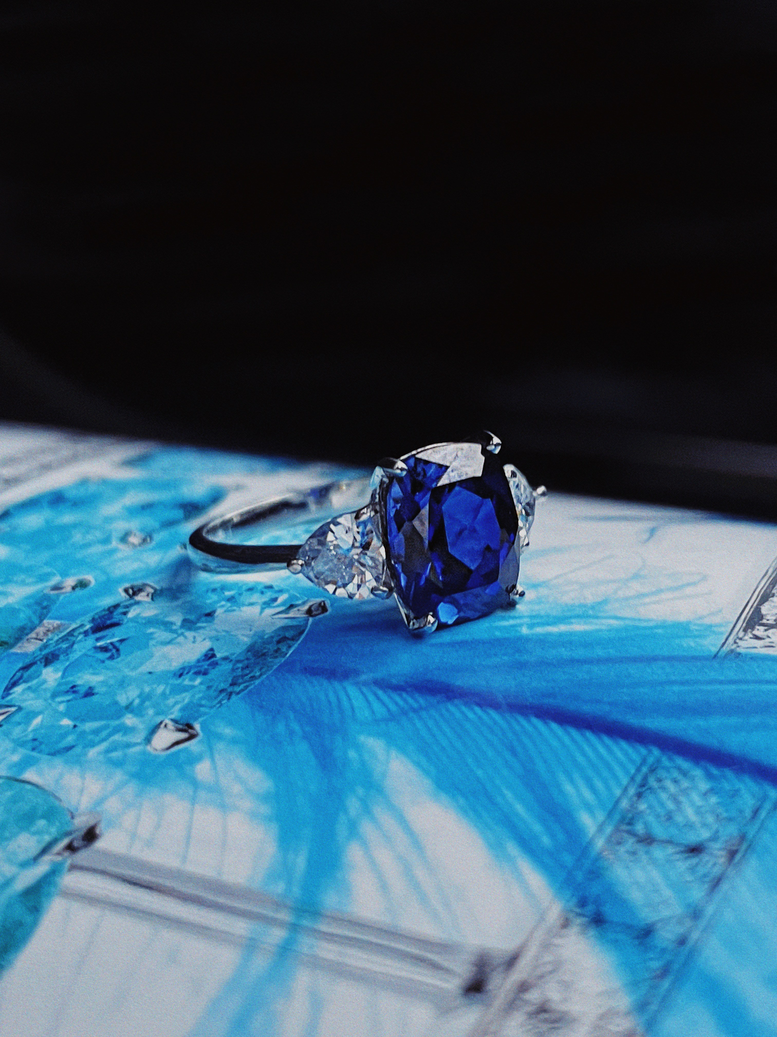 Кольцо с натуральным сапфиром и с белого золота и бриллиантами