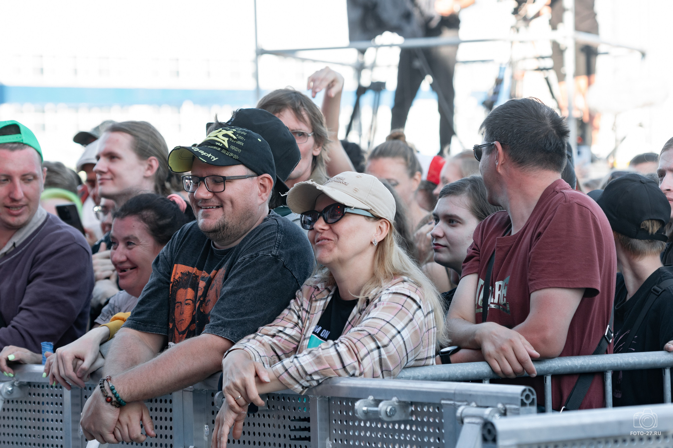 Антон Курдюмов фотограф в Хабаровске Рина Курдюмова фото27 foto27 Антон Дорофеев репортажный репортаж документалист Тони и Рина фотосоздатели ПаПаРоК Рок над Амуром 2024 фестиваль Хабаровск