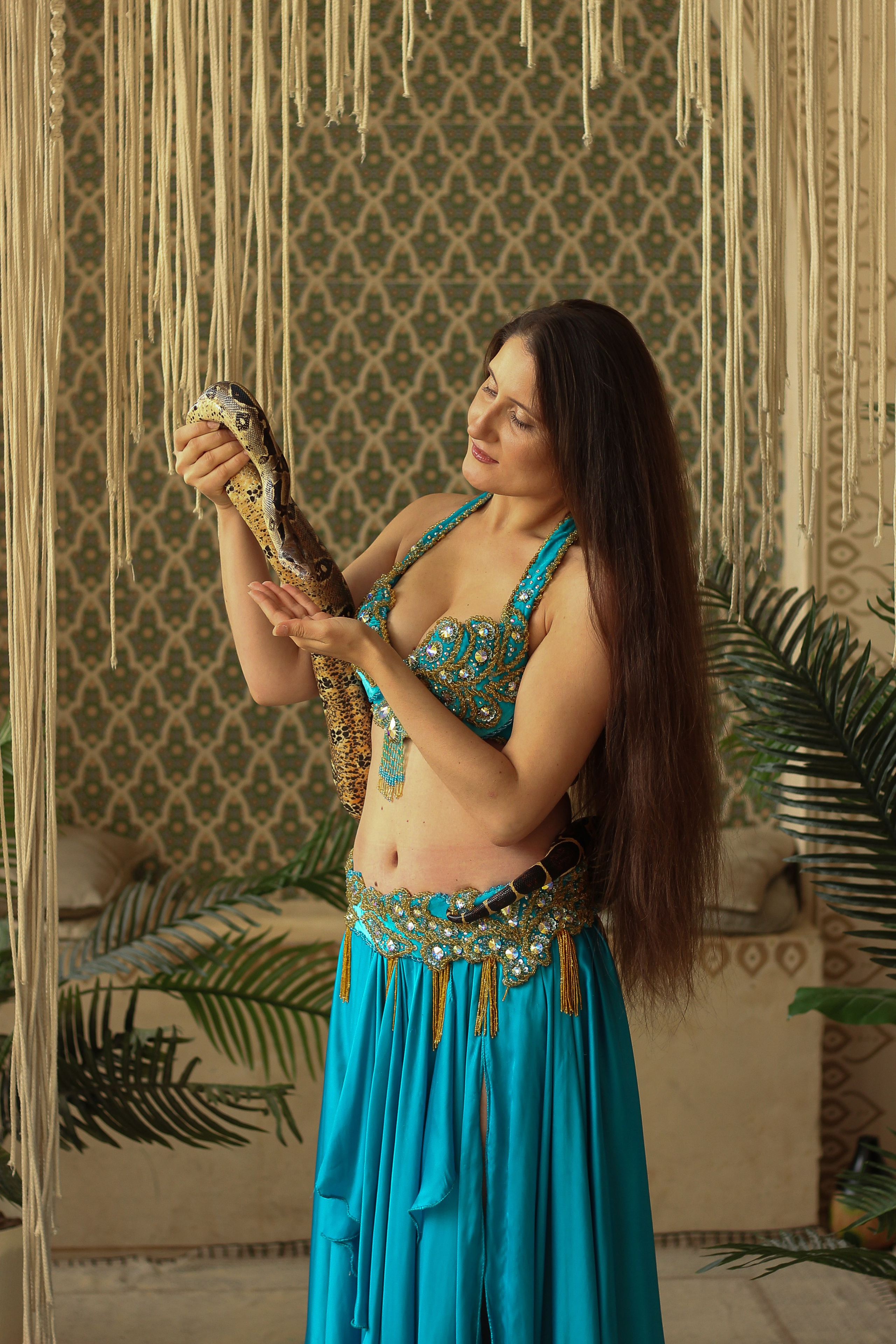 Фотосессия со змеей Девушка со змеей в фотостудии с песком  фотопроект со змеей женский портрет со змеей Женский фотограф в Москве Портретный фотограф в Балашихе Фотограф Наталья Преснякова Фотосессия в восточном стиле Фотосессия в восточном костюме Фотосессия в костюме для танца живота