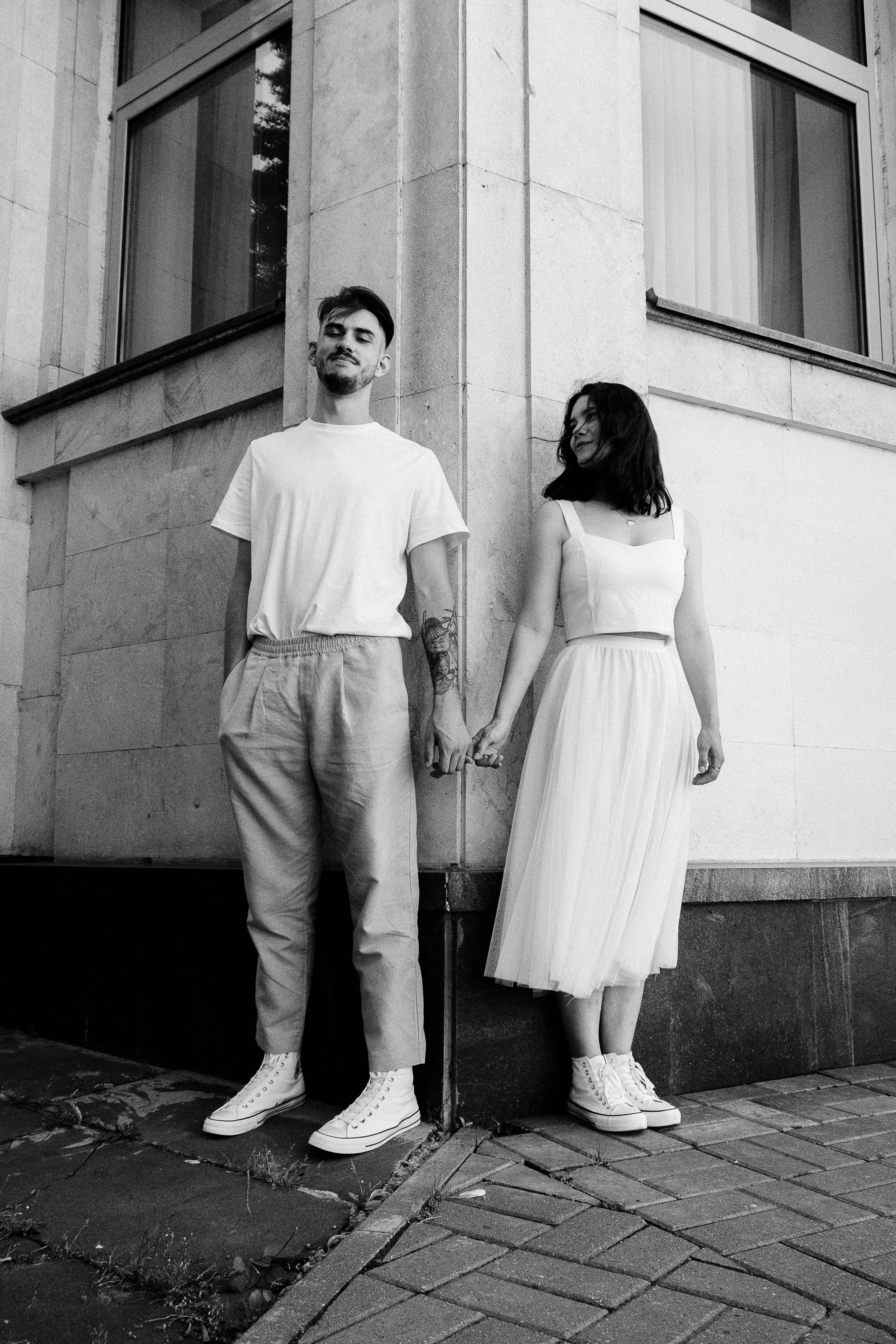 Консультирую по созданию образа и подбору одежды.    50% успеха идеального снимка зависят от выбранного моделью стиля одежды и сочетания цветов в кадре. Перед фотосъемкой, мы вместе выберем несколько интересных образов и определим общие цветовые гаммы снимков.    Подбираю красивые локации или фотостудию.    Помогу определиться с местом проведения фотосессии под Ваш вид съемки и идею будущего образа.    Помогаю с позированием, управляю процессом съемки    Не задумывайтесь над вопросом, как правильно вести себя перед камерой, какую позу принять, куда деть руки, как убрать скованность и неестественные позы. Доверьтесь мне. Я знаю, как сделать, чтобы Вы чувствовали себя комфортно и выглядели привлекательно!    Отбираю уникальные референсы для каждого клиента    В процессе подготовки я продумываю идею будущей съемки и подбираю работы известных фотографов с необходимым настроением в кадре, позами моделей и локацией в качестве ориентира. Это и есть референсы. Они помогут представить, какой результат фотосъемки мы хотим получить. Чтобы настроиться и вжиться в образ первые несколько кадров, мы сделаем на основе референсов, и, получив нужный настрой, перейдем к импровизации.    Провожу репортажные фотосъемки.    Если Вы не любите позировать или не хотите отвлекаться от какого-то важного события, я предложу Вам провести репортажную фотосъемку. Вы будете заниматься привычными делами: общаться, играть с ребенком, заниматься Вашим хобби и т.д. В это время я самостоятельно поймаю удачные кадры и красивые ракурсы.    Отбираю лучшие снимки, выполняю авторскую ретушь и цветокоррекцию каждой фотографии.    По моему мнению, модель должна одинаково хорошо выглядеть на всех фото, которые отдает фотограф. Я не предлагаю приобретать пакеты "10 фото в обработке + все удачные исходники" и т.п. Из отснятого материала я отбираю все удачные фотографии, удаляю дубли, выбираю от 20 лучших фото, провожу обработку каждого снимка и отдаю Вам законченный одинаково красивый результат.    Решаю любые организационные вопросы.    Забронировать студию, договориться с визажистом, найти красивые аксессуары или платье для съемки, организовать ассистентов и декорации - я сделаю все от меня зависящее ради хороших снимков.