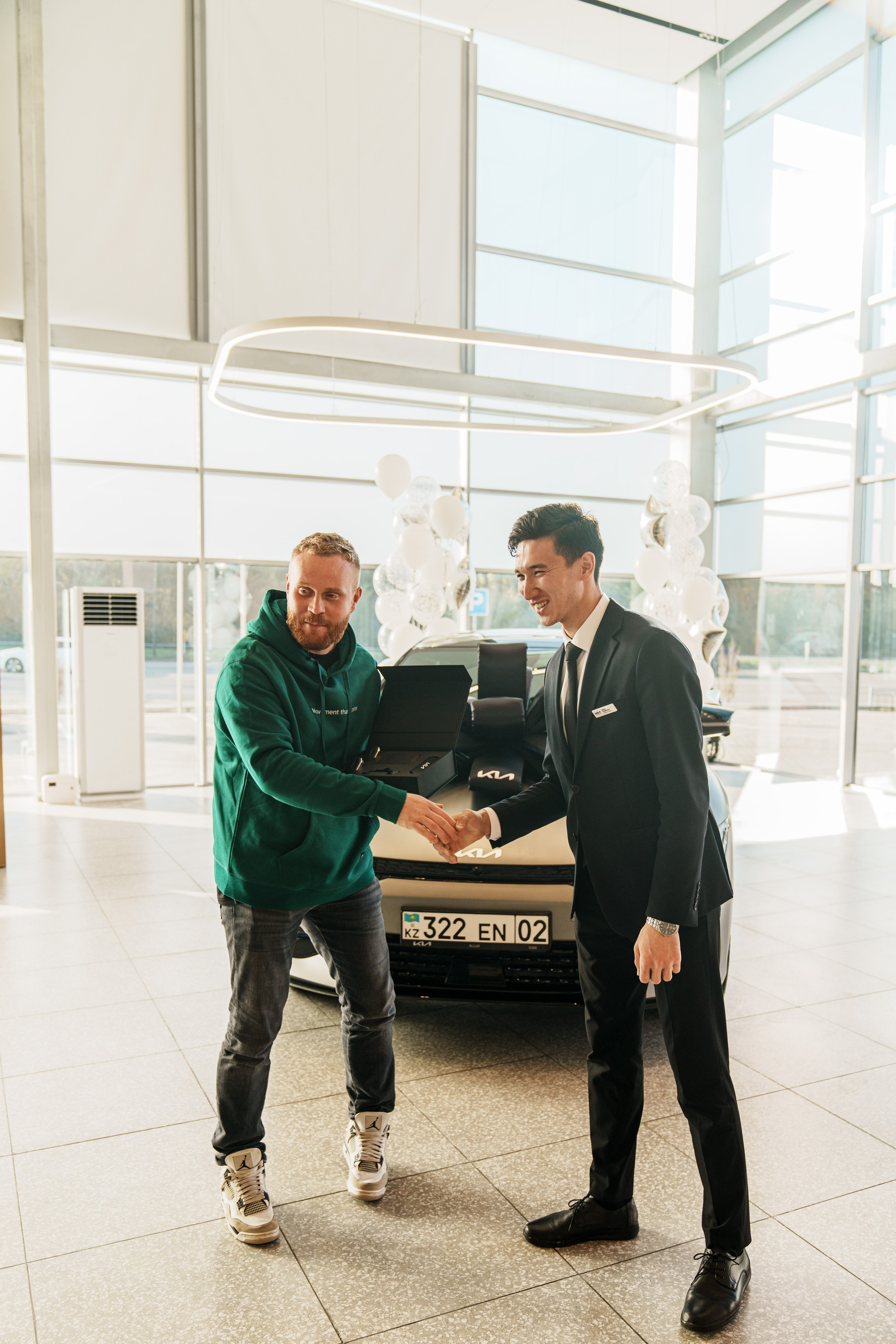 Kia EV6 Вручение Евгений Чебаткову. Фотограф TAULAN_1