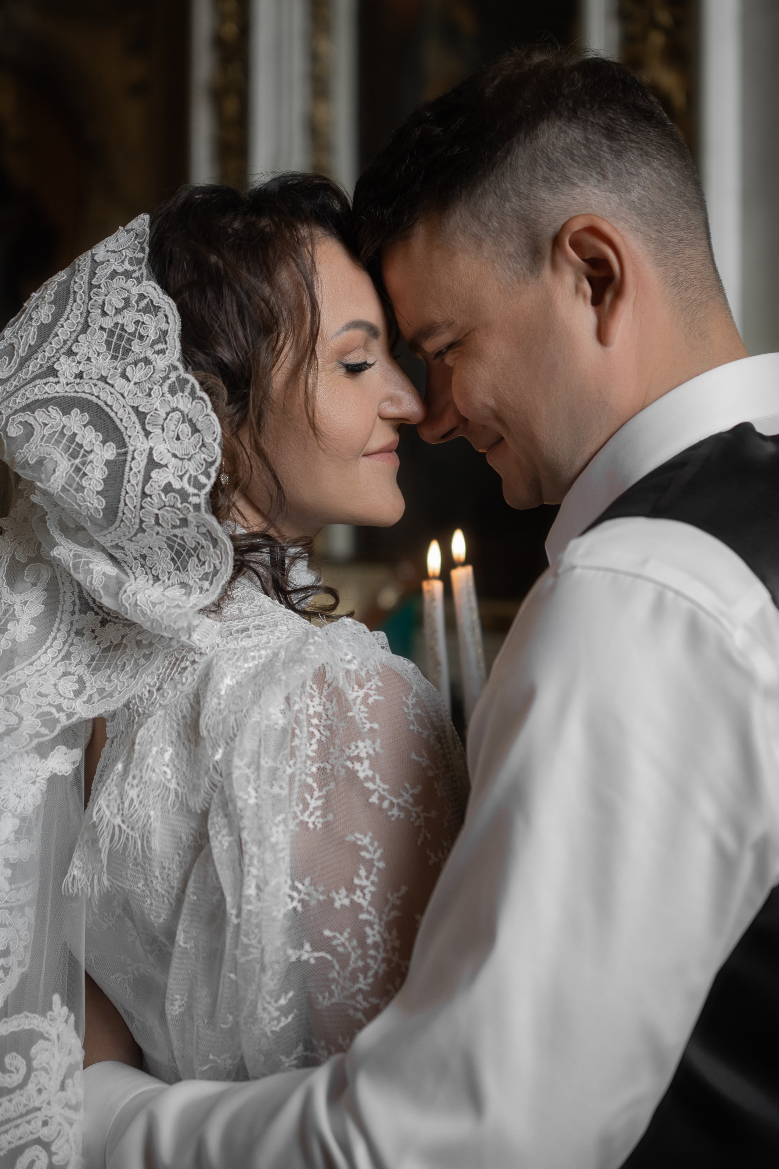 венчающиеся обнимают друг друга в Исаакиевском соборе