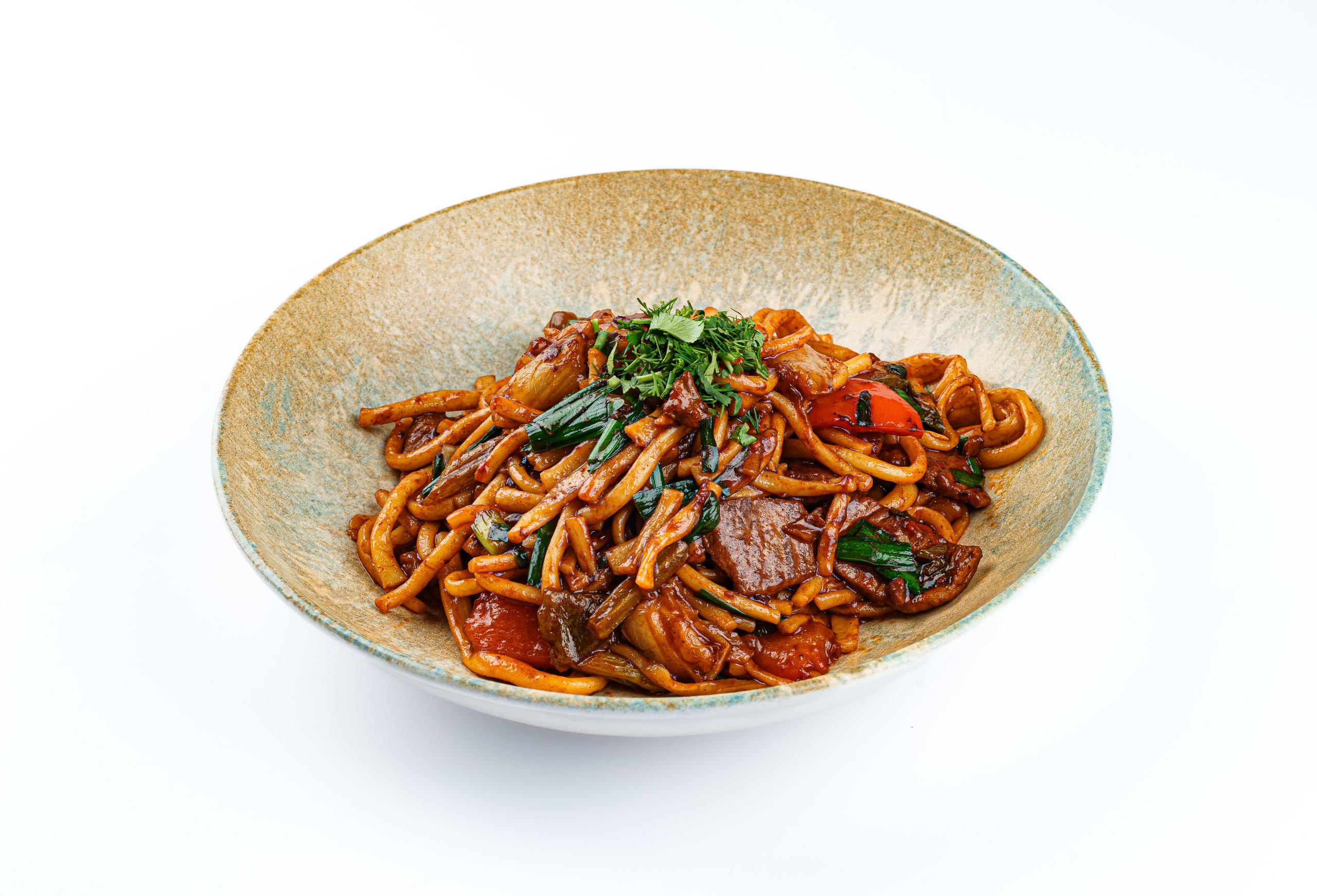 Лапша удон с говядиной и овощами, азиатская кухня, ресторанная фуд-фотография.