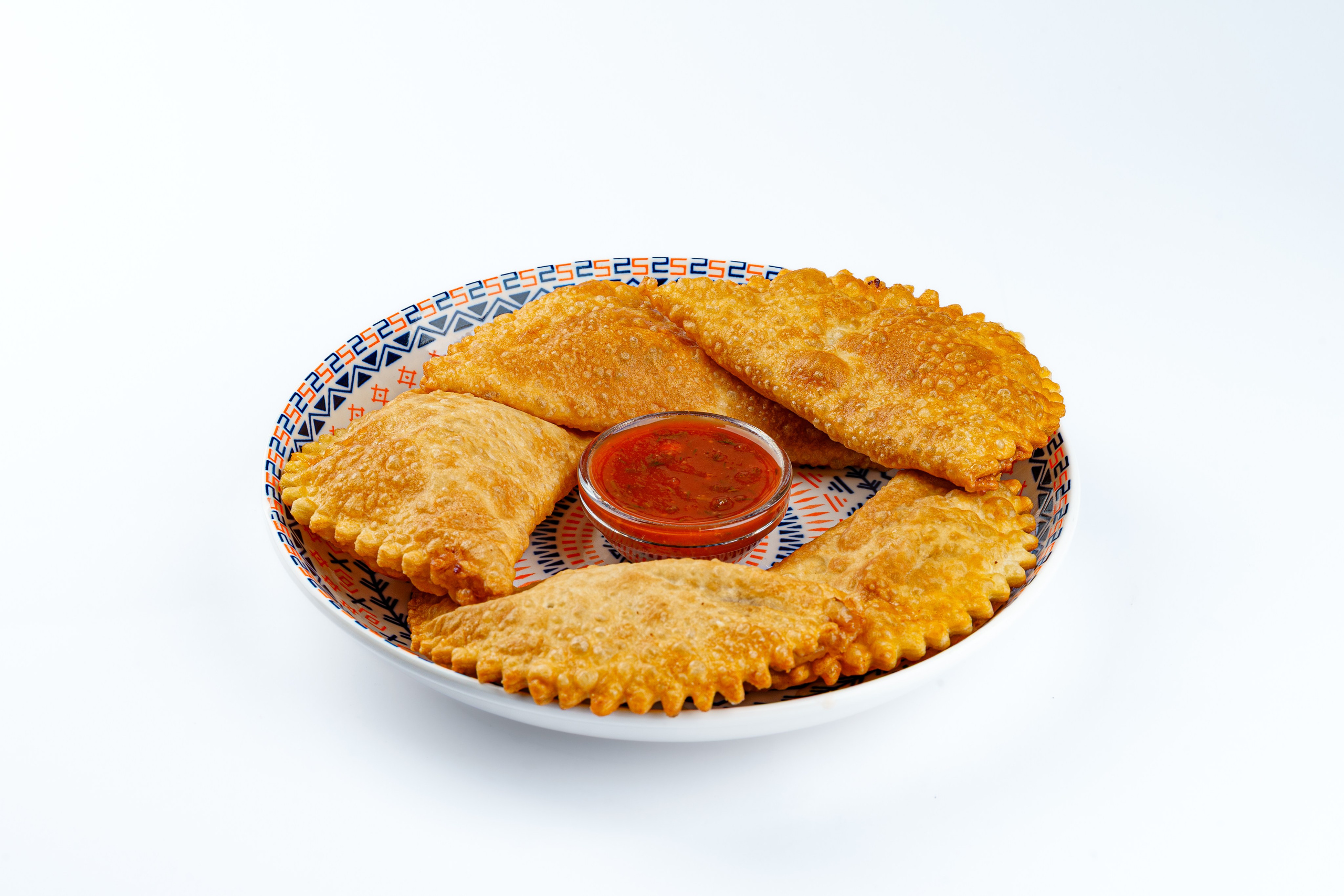 Хрустящие чебуреки с соусом, золотистая корочка, профессиональная фуд-фотография на белом фоне.