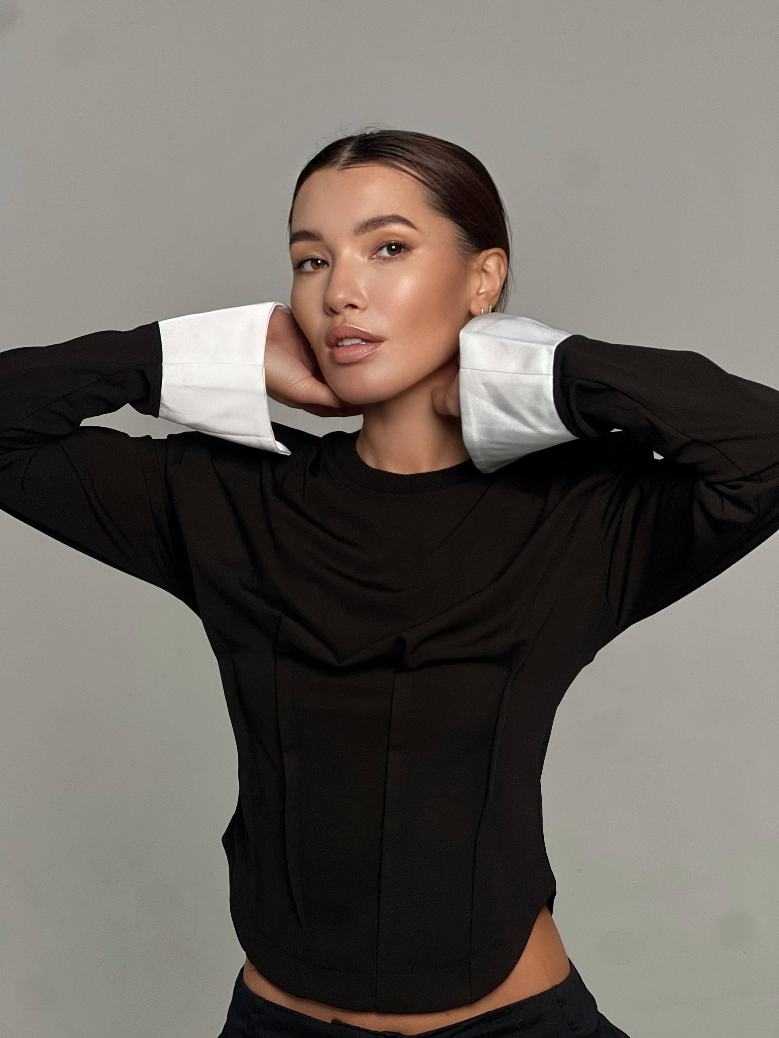 Девушка модель в черной кофте