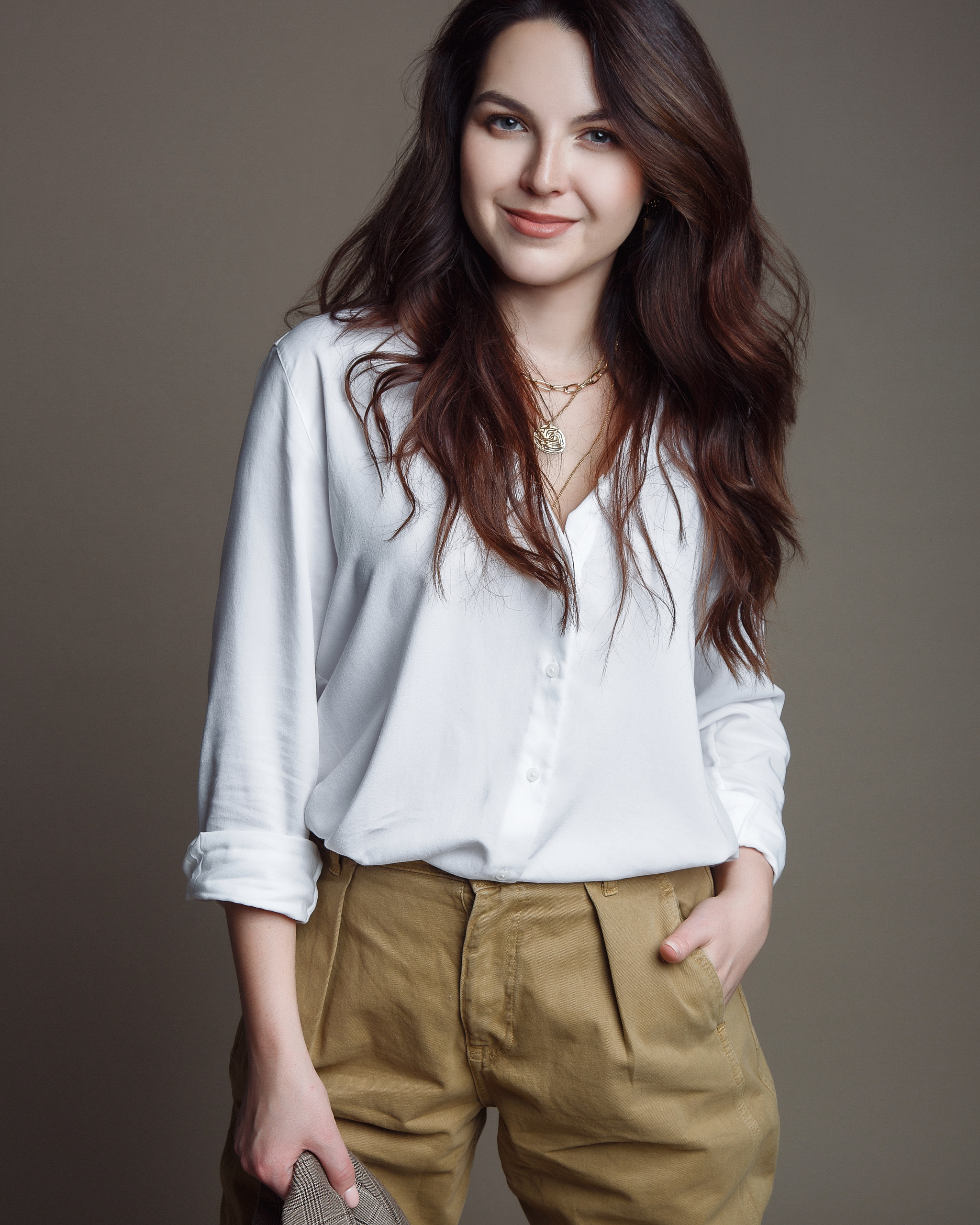 Улыбающаяся девушка в фотостудии. Портретный фотограф в Москве и Нижнем Новгороде - Андрей Репин