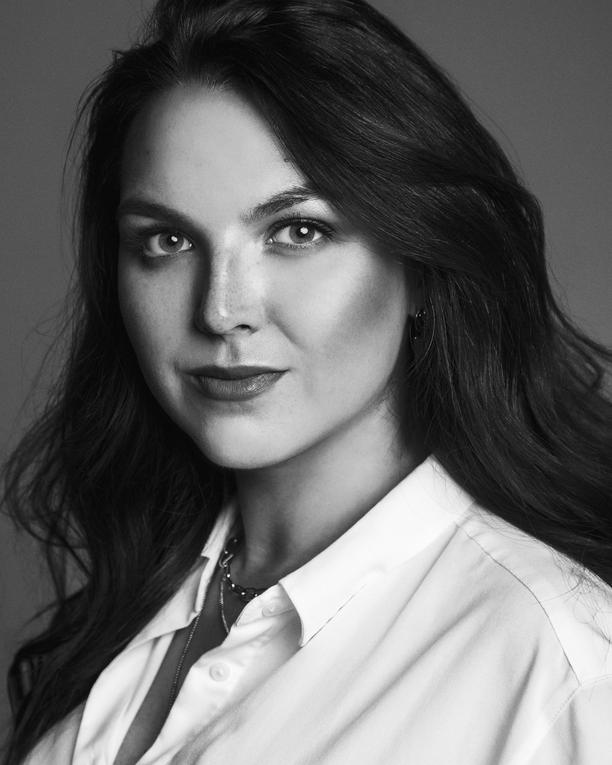 Улыбающаяся девушка в фотостудии. Портретный фотограф в Москве и Нижнем Новгороде - Андрей Репин