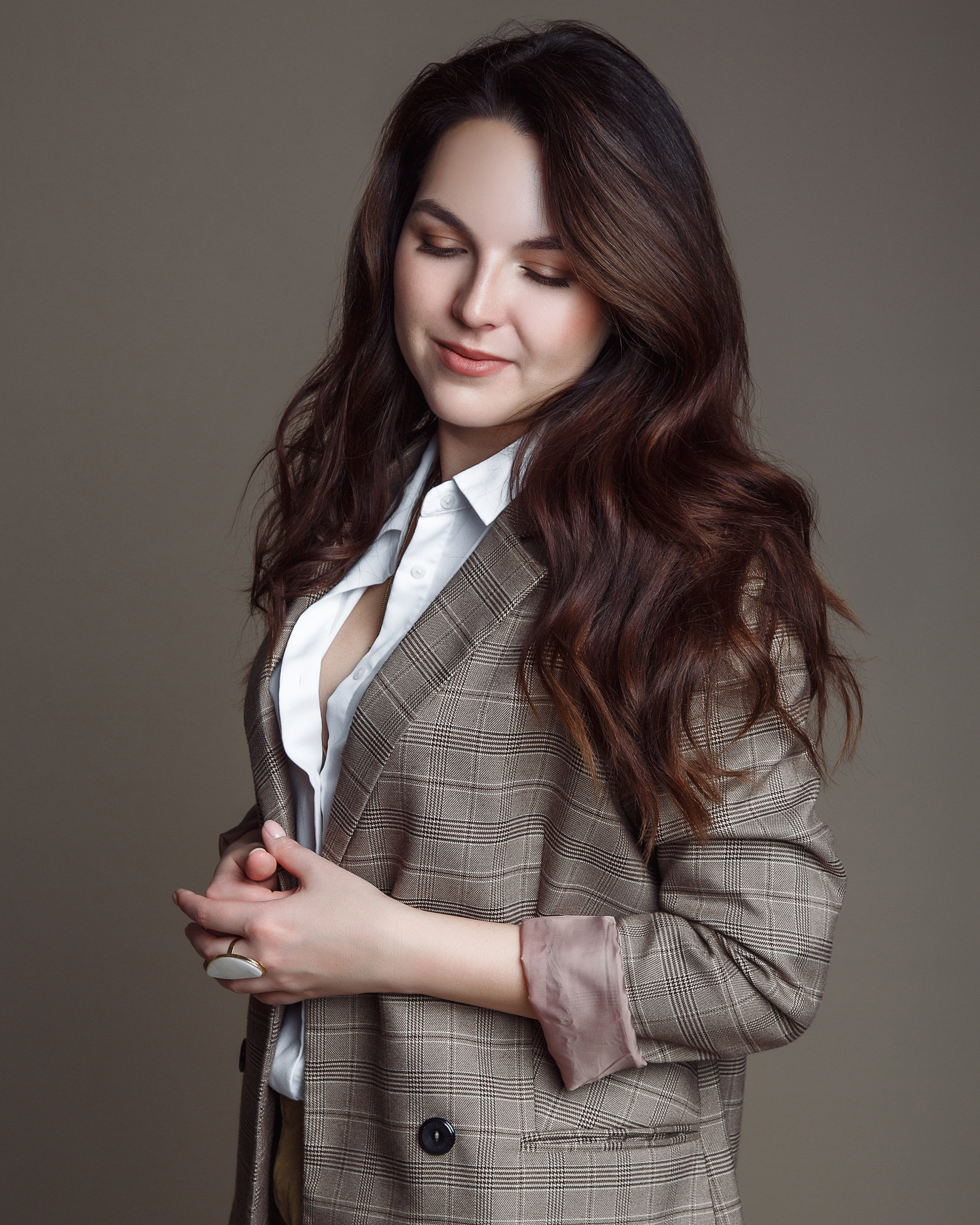 Улыбающаяся девушка в фотостудии. Портретный фотограф в Москве и Нижнем Новгороде - Андрей Репин