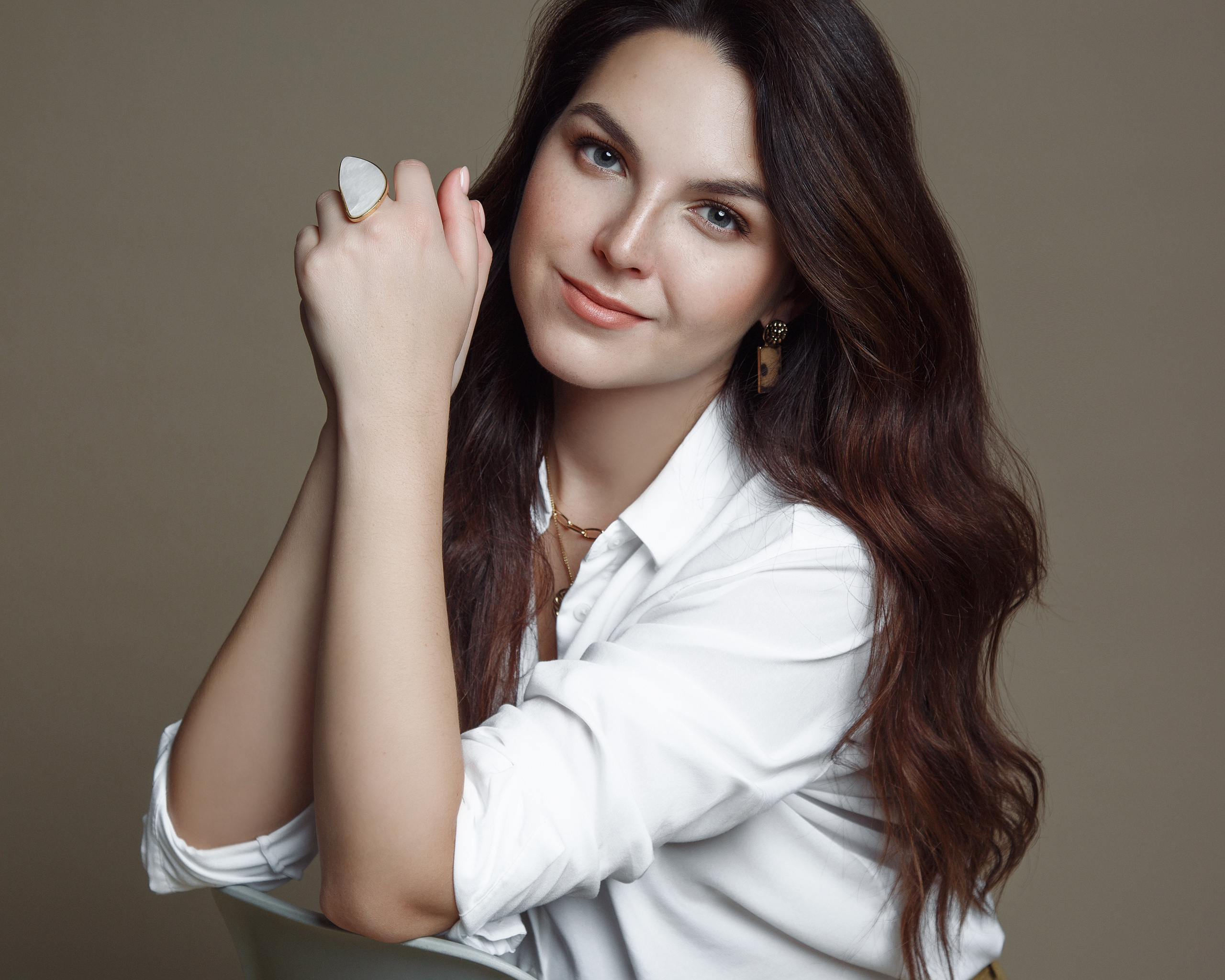 Улыбающаяся девушка в фотостудии. Портретный фотограф в Москве и Нижнем Новгороде - Андрей Репин