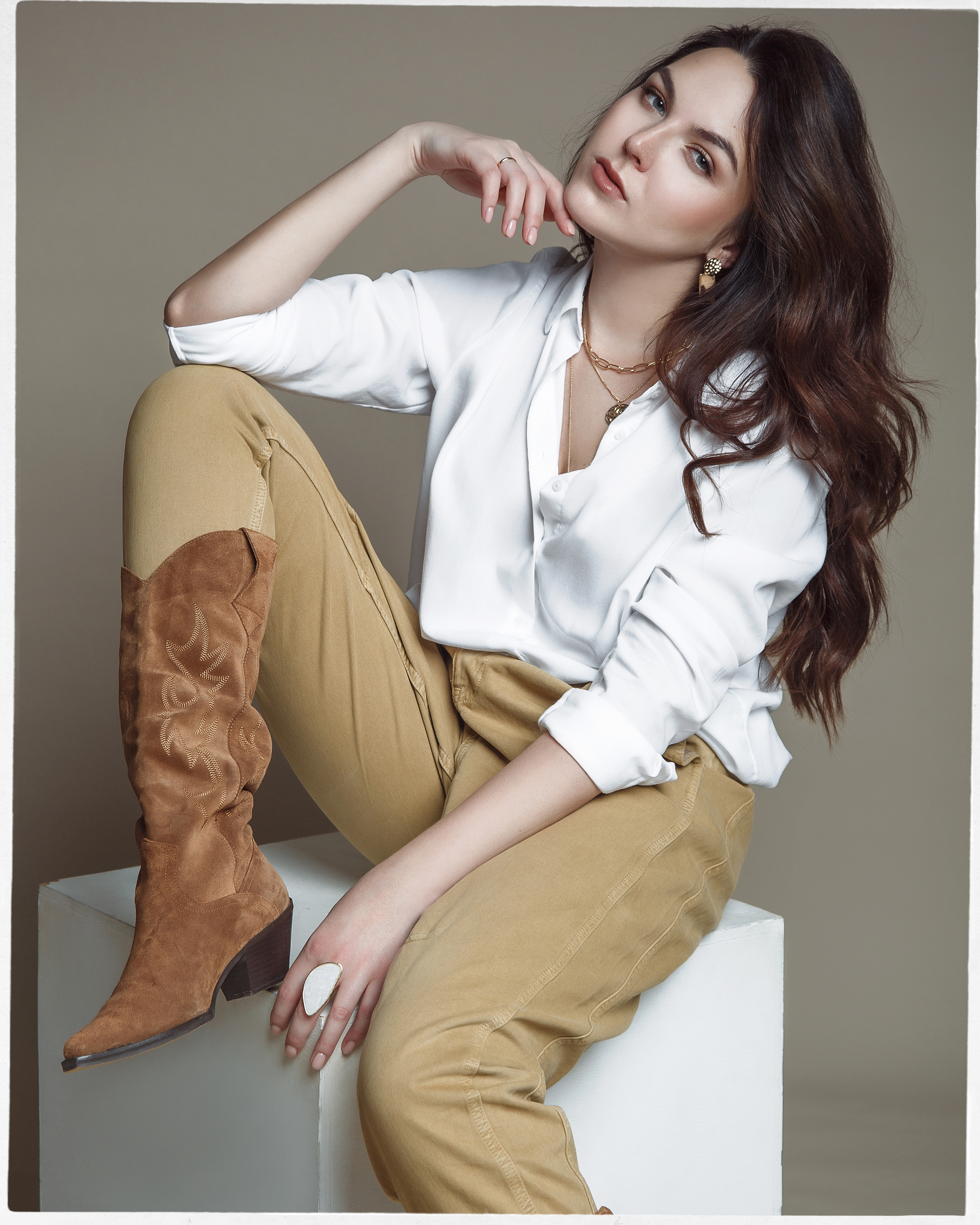 Улыбающаяся девушка в фотостудии. Портретный фотограф в Москве и Нижнем Новгороде - Андрей Репин