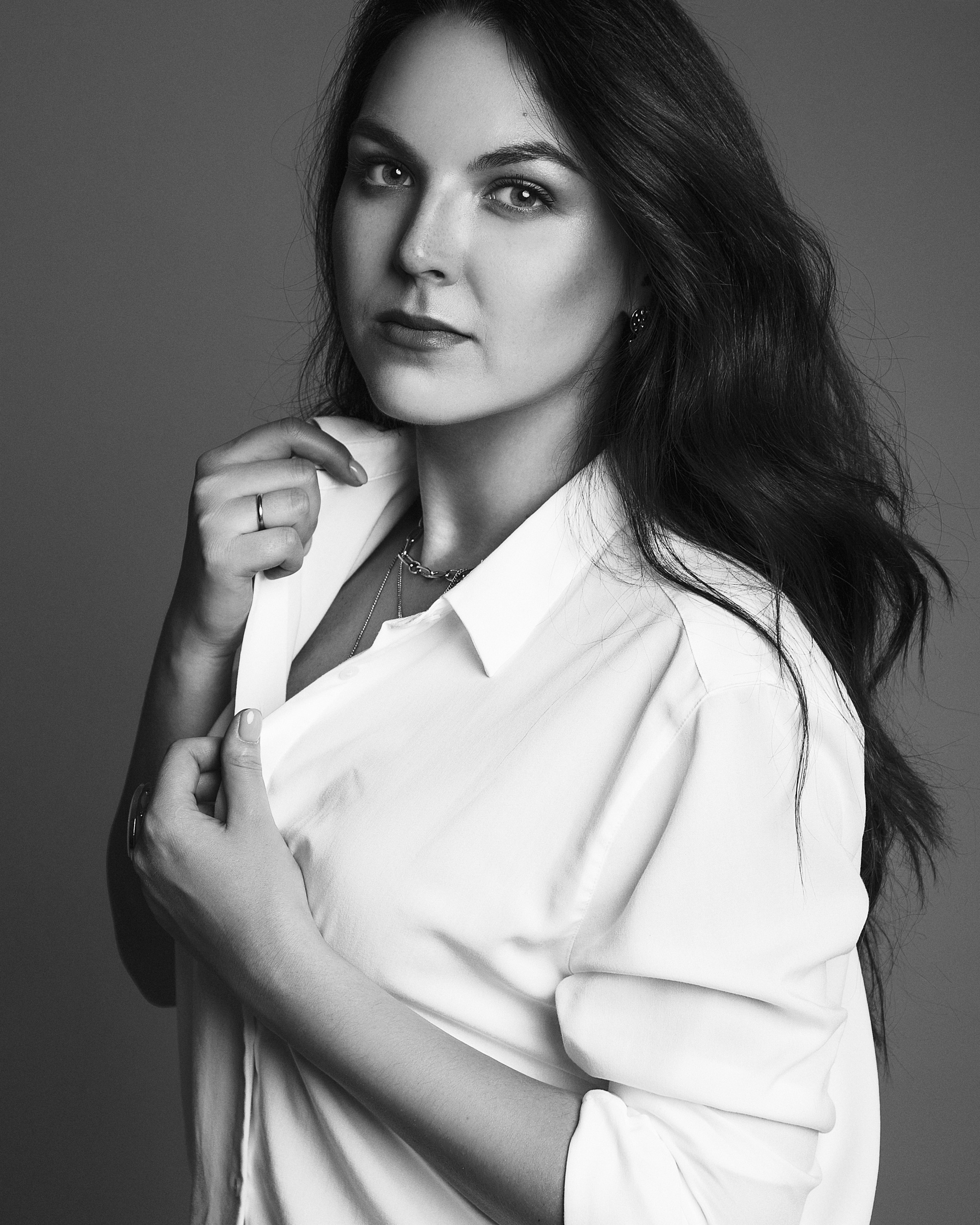 Улыбающаяся девушка в фотостудии. Портретный фотограф в Москве и Нижнем Новгороде - Андрей Репин