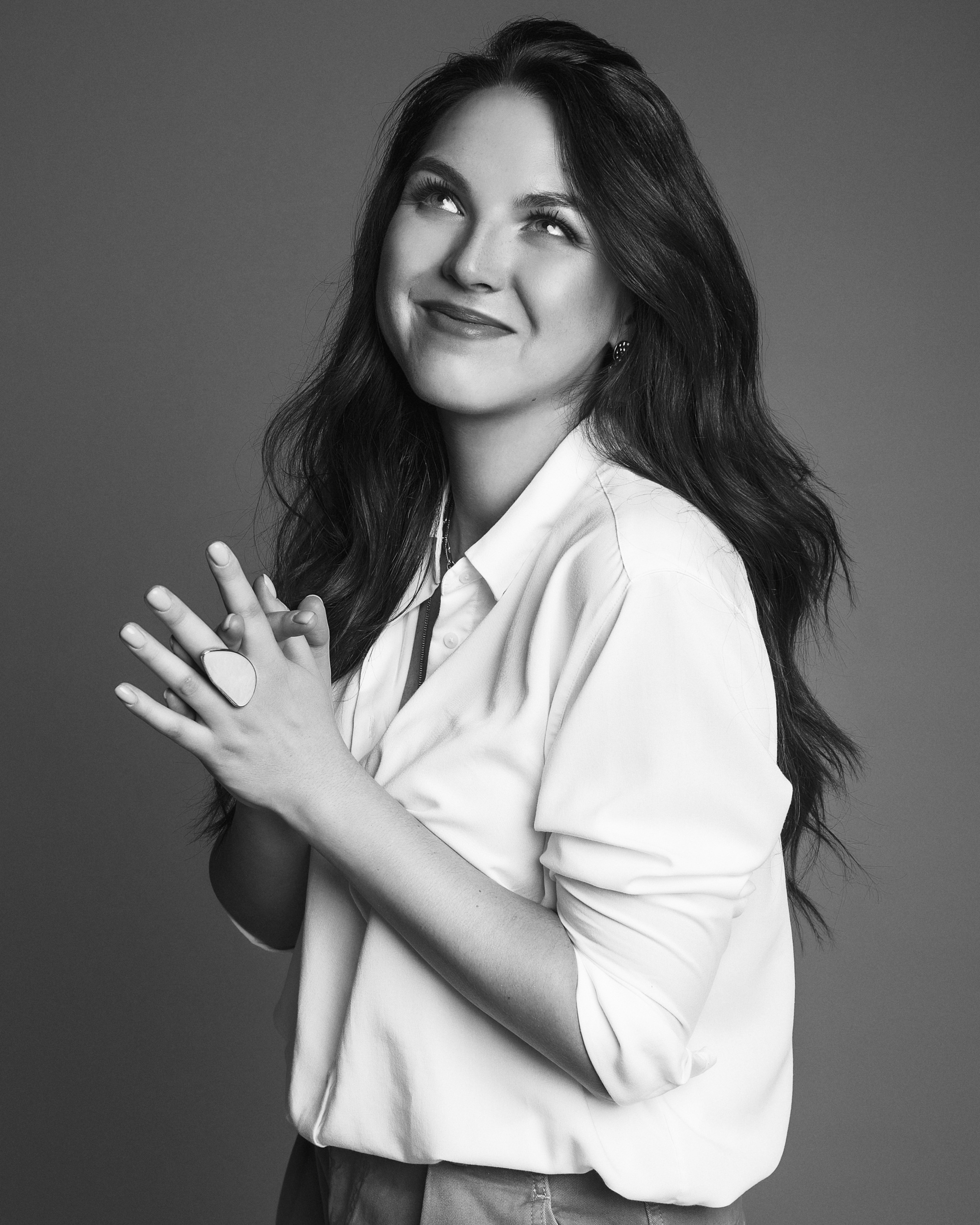 Улыбающаяся девушка в фотостудии. Портретный фотограф в Москве и Нижнем Новгороде - Андрей Репин