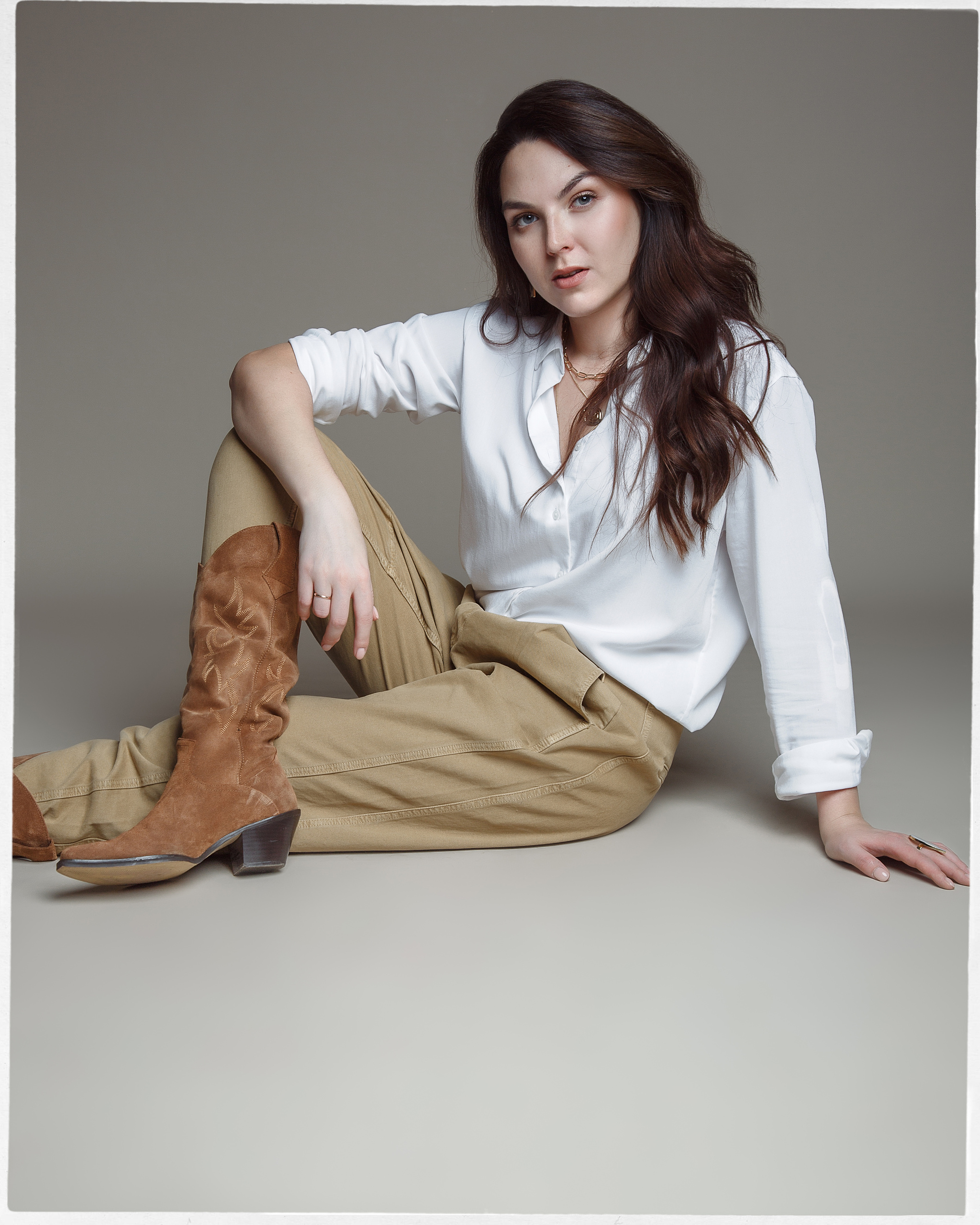 Улыбающаяся девушка в фотостудии. Портретный фотограф в Москве и Нижнем Новгороде - Андрей Репин