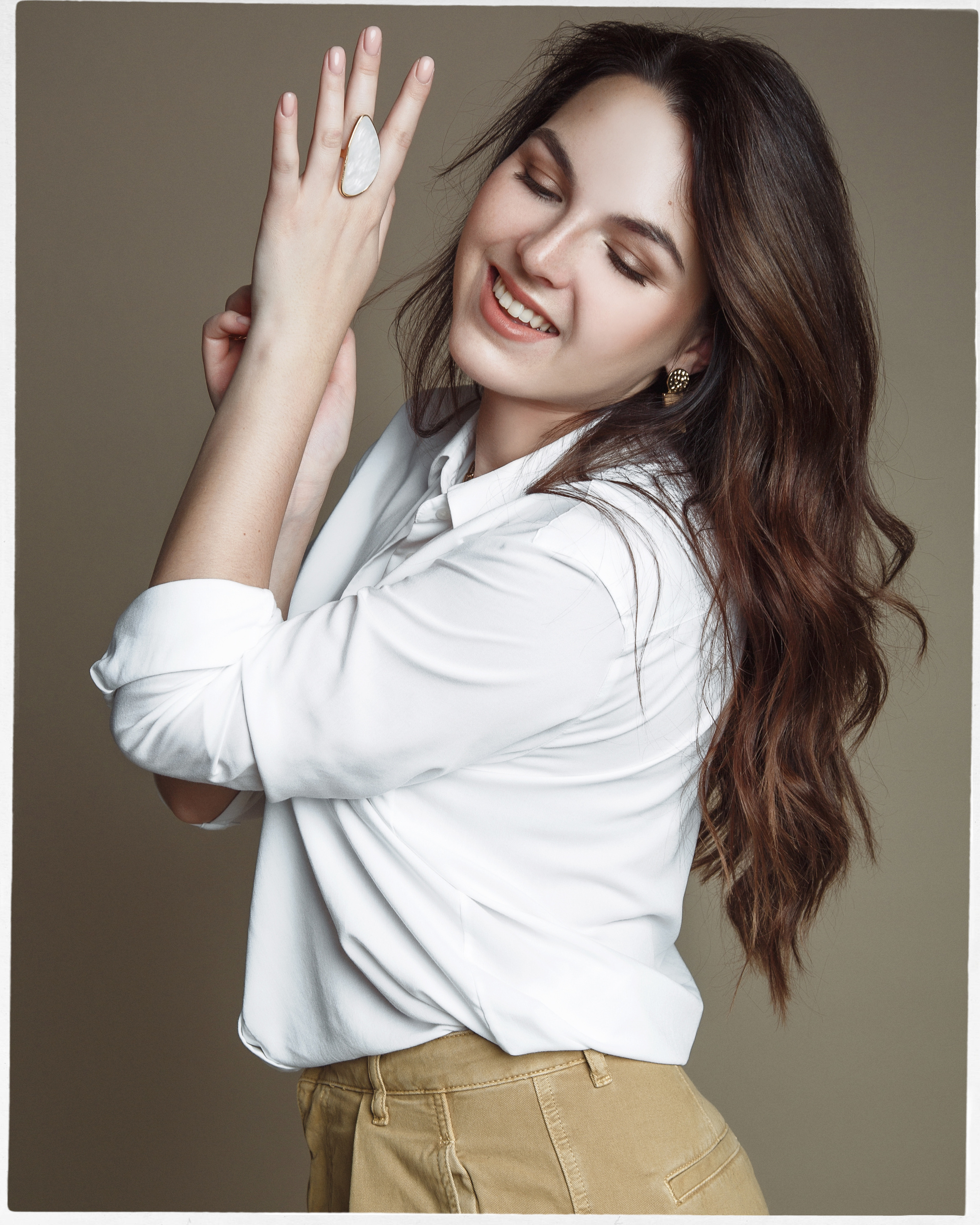 Улыбающаяся девушка в фотостудии. Портретный фотограф в Москве и Нижнем Новгороде - Андрей Репин