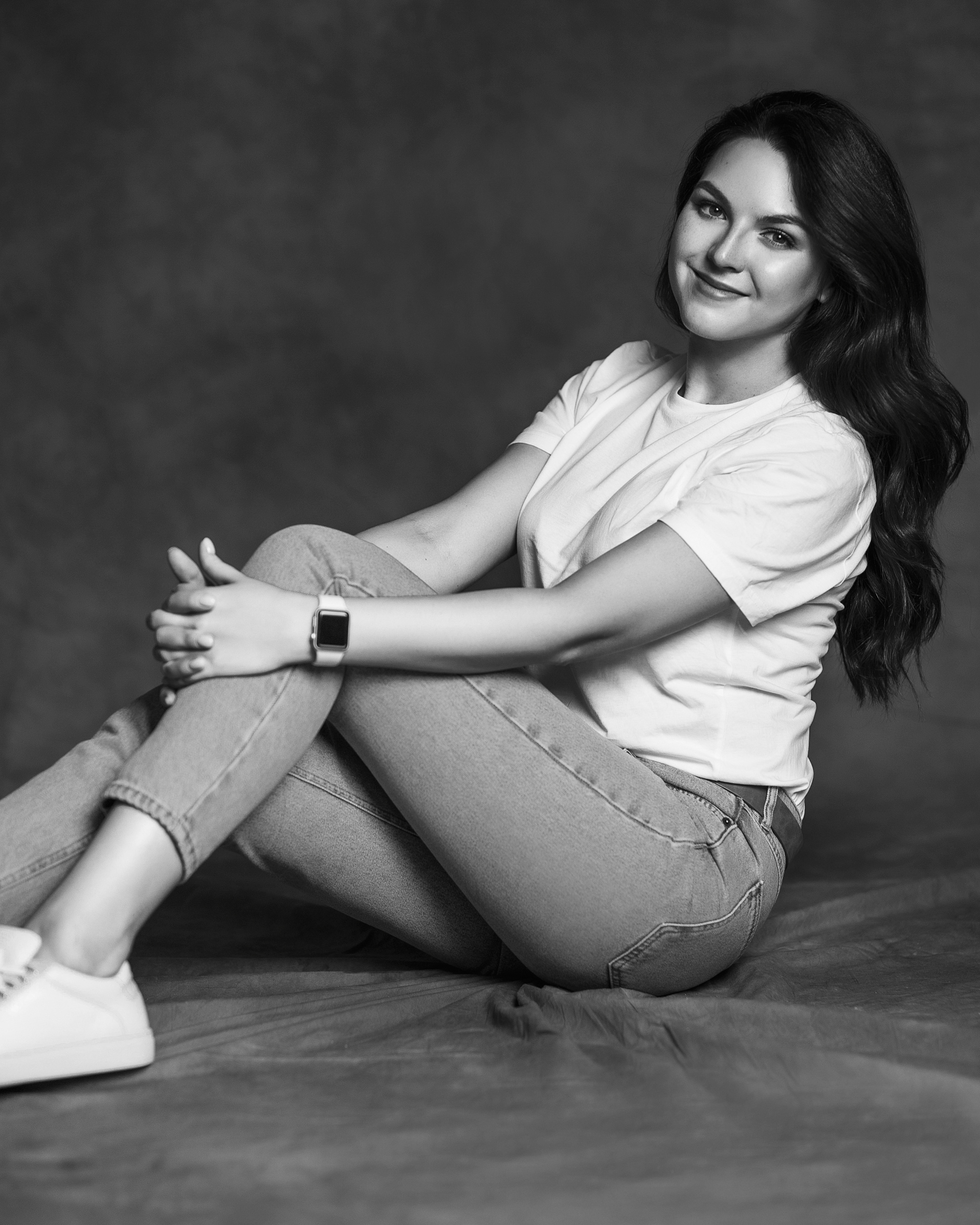 Улыбающаяся девушка в фотостудии. Портретный фотограф в Москве и Нижнем Новгороде - Андрей Репин