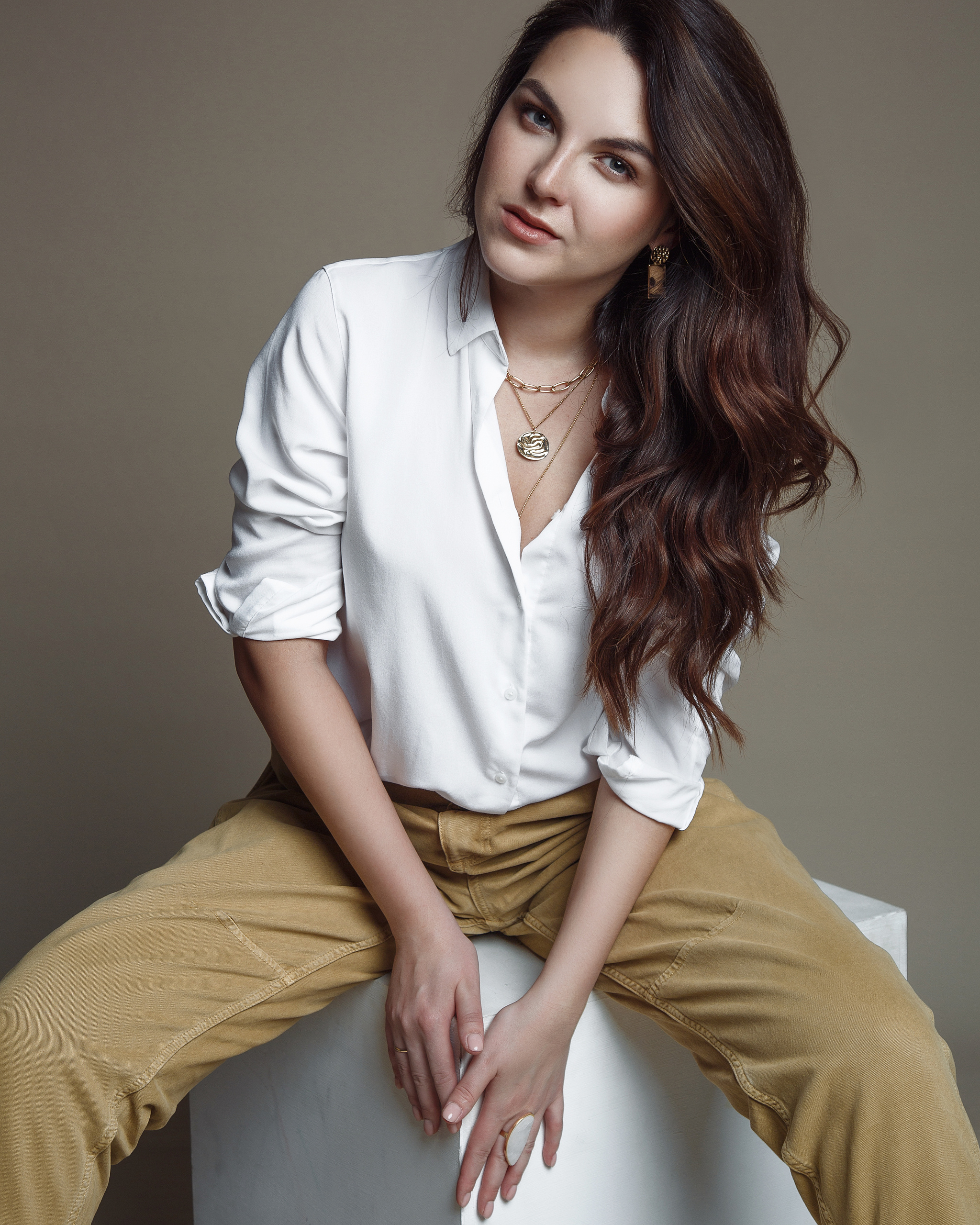 Улыбающаяся девушка в фотостудии. Портретный фотограф в Москве и Нижнем Новгороде - Андрей Репин