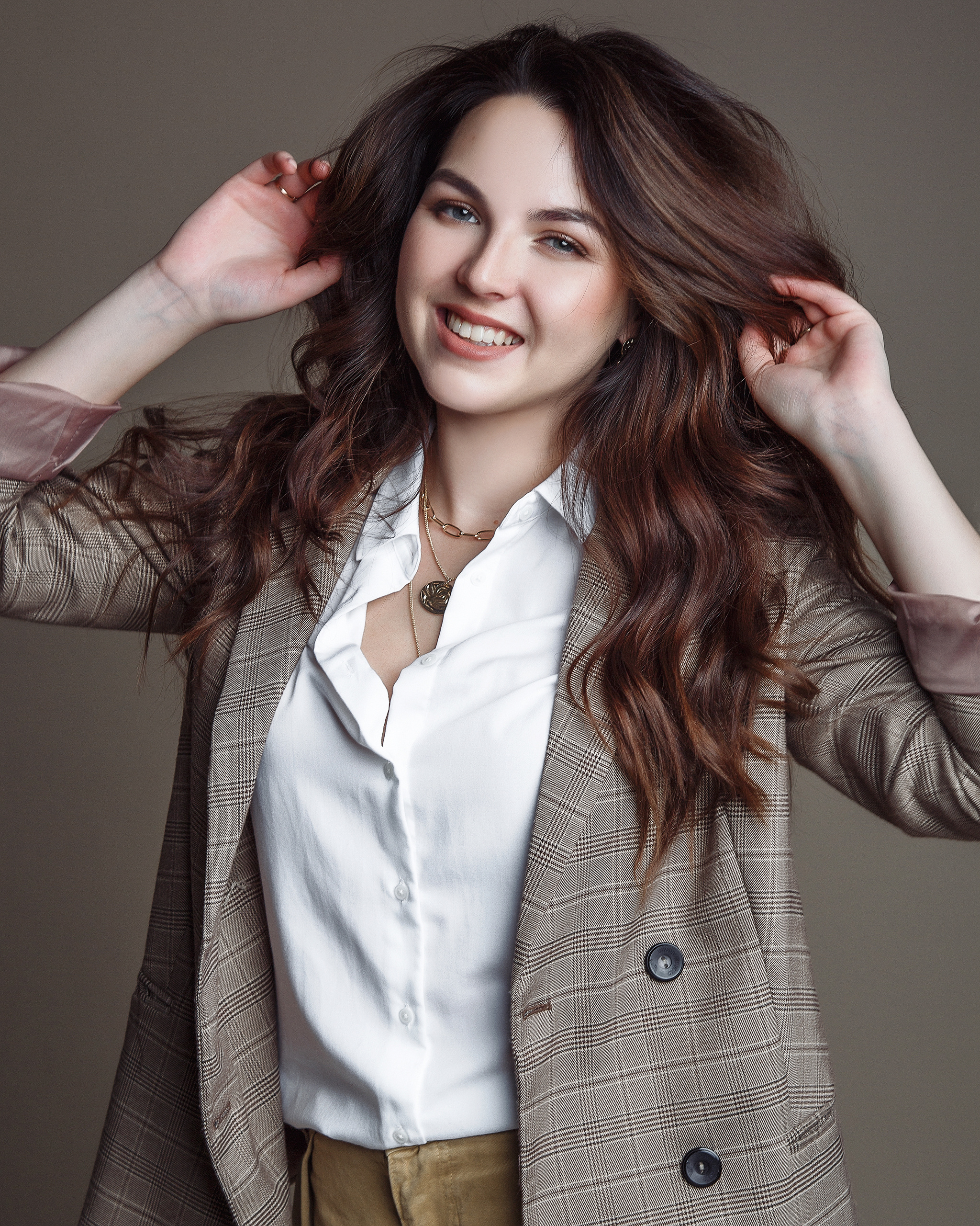 Улыбающаяся девушка в фотостудии. Портретный фотограф в Москве и Нижнем Новгороде - Андрей Репин