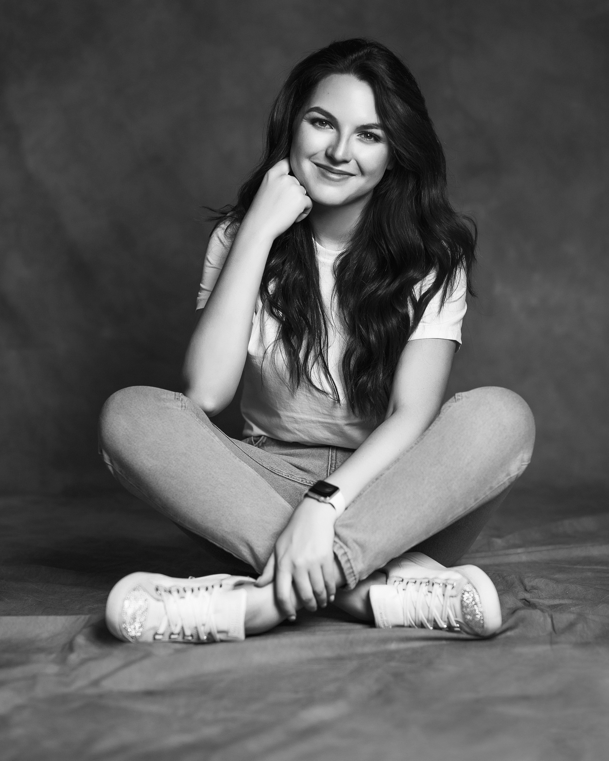 Улыбающаяся девушка в фотостудии. Портретный фотограф в Москве и Нижнем Новгороде - Андрей Репин