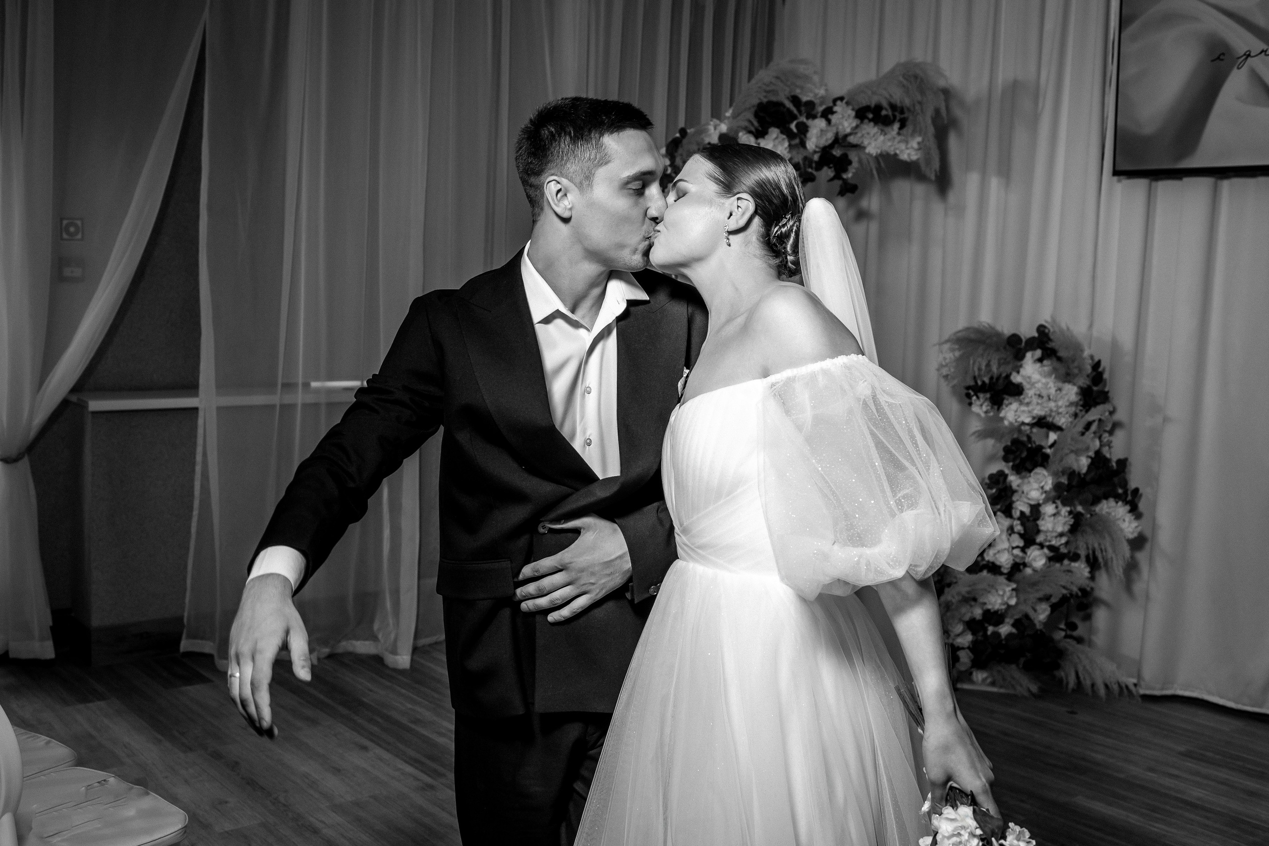 Vlad & Nadya (Saint-Petersburg, Russia). Destination wedding photographer Peter Letu