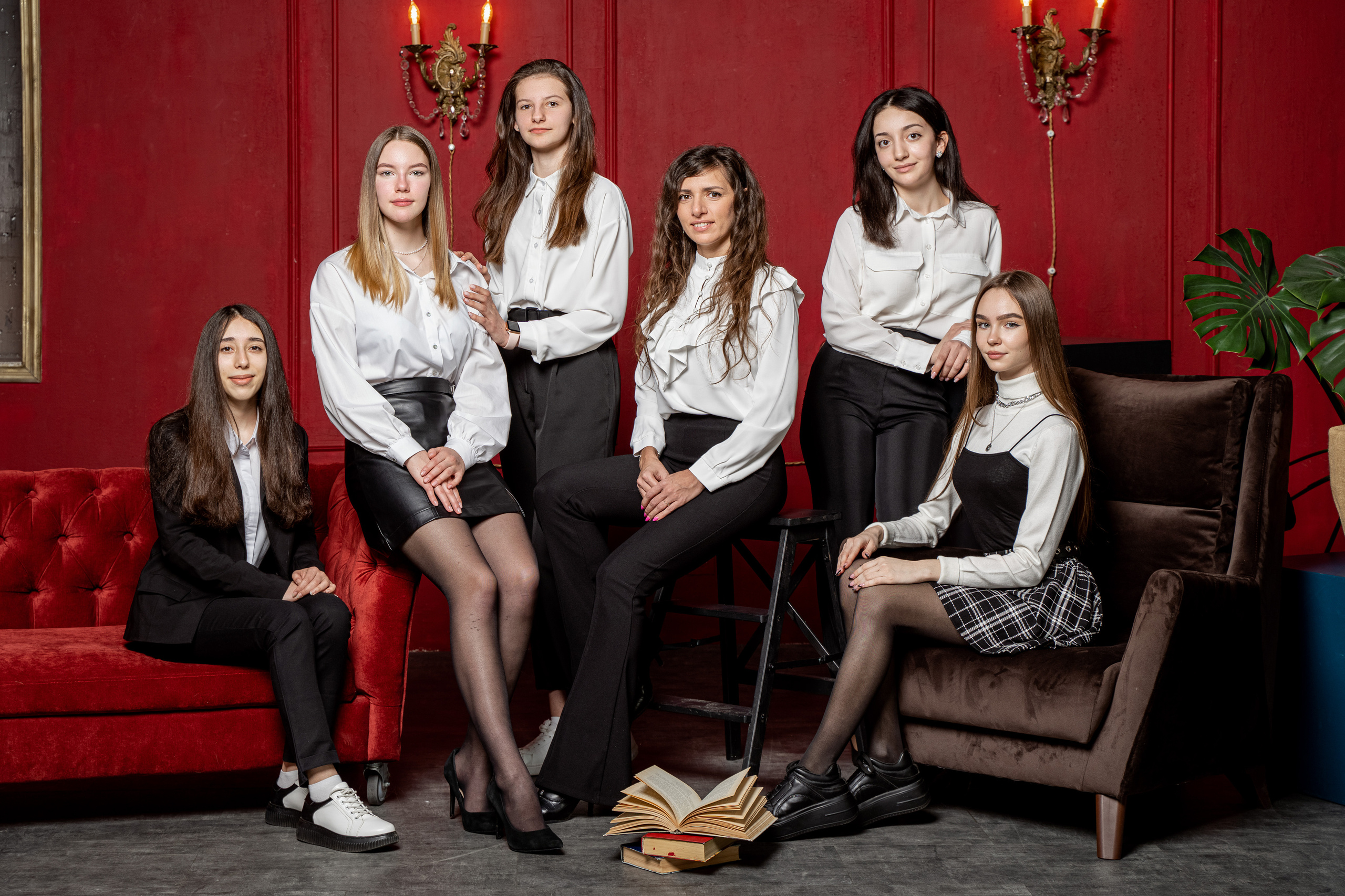 Съёмка группового фото для выпускного альбома в студии