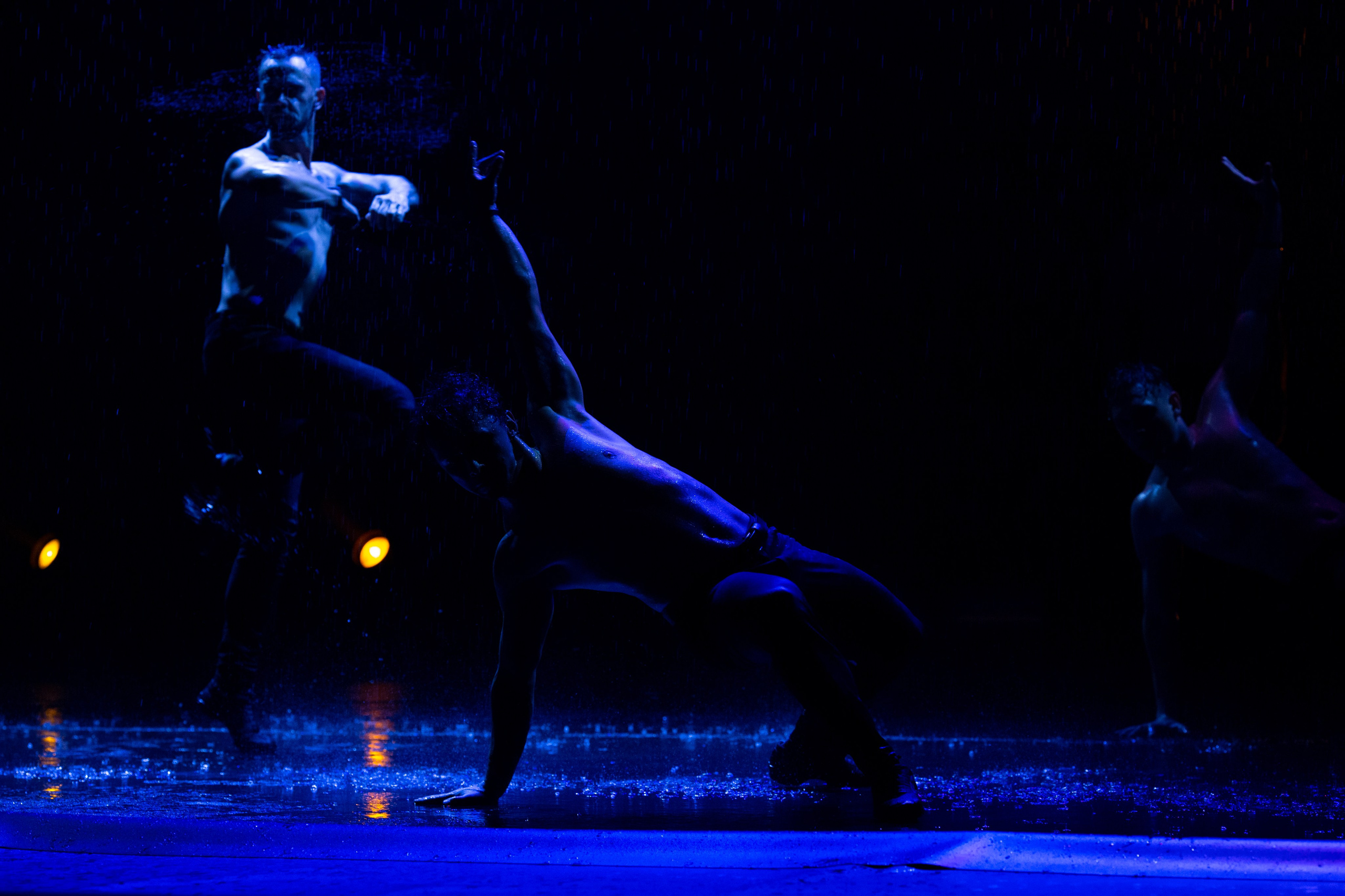 Искушение. Танец под дождём. Фотограф Антонина Свешникова. ВЫПУСКНЫЕ ФОТОКНИГИ для детских садов и школ. Москва, Владимир