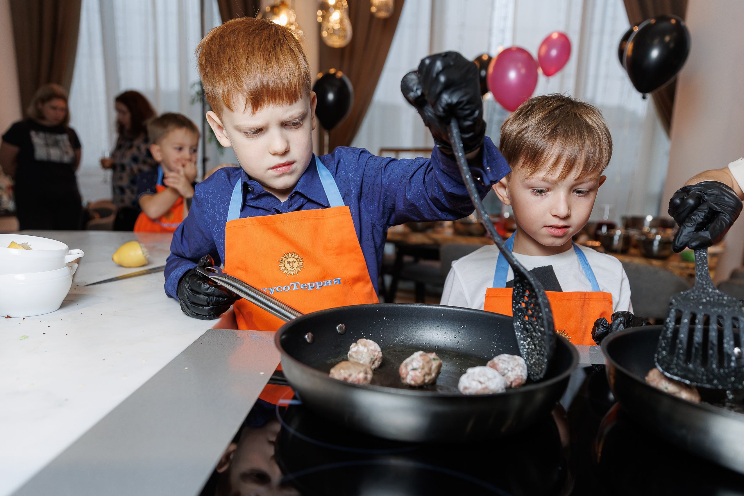 День рождения Насти «Венсдэй во Вкусотеррии». Семейный и детский фотограф Комина Елена, Власиха, Одинцово