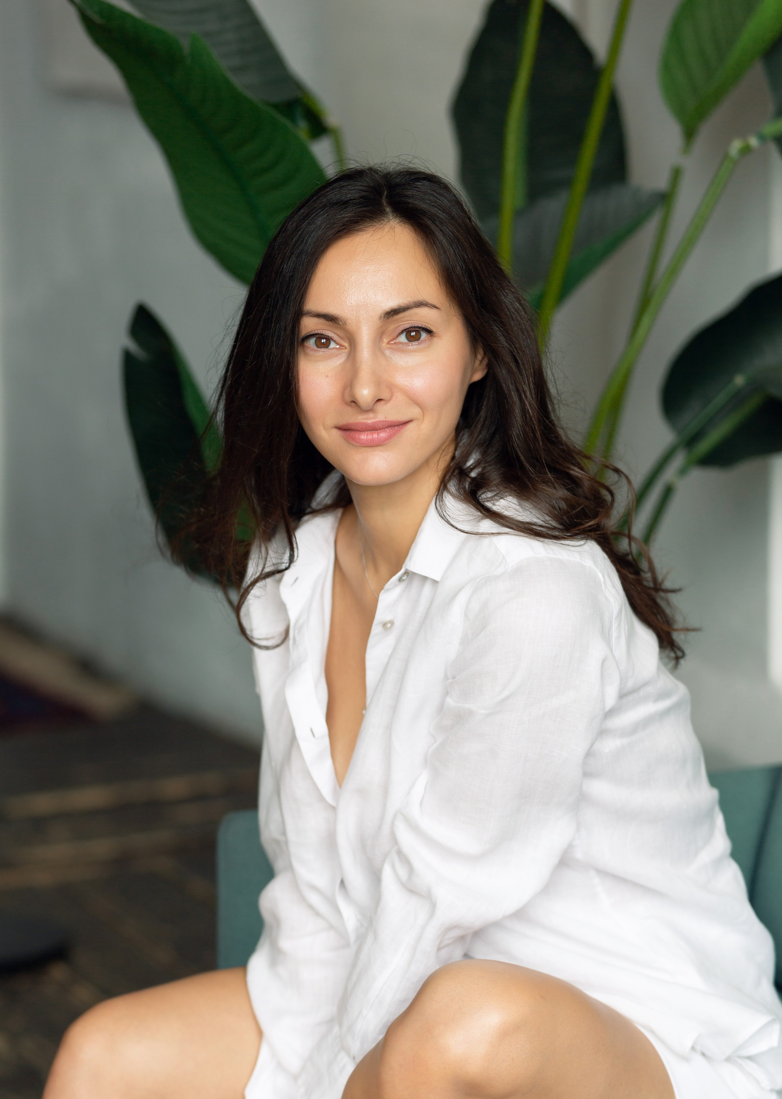 Девушка в белом у стены с фактурной текстурой — утончённый портрет.