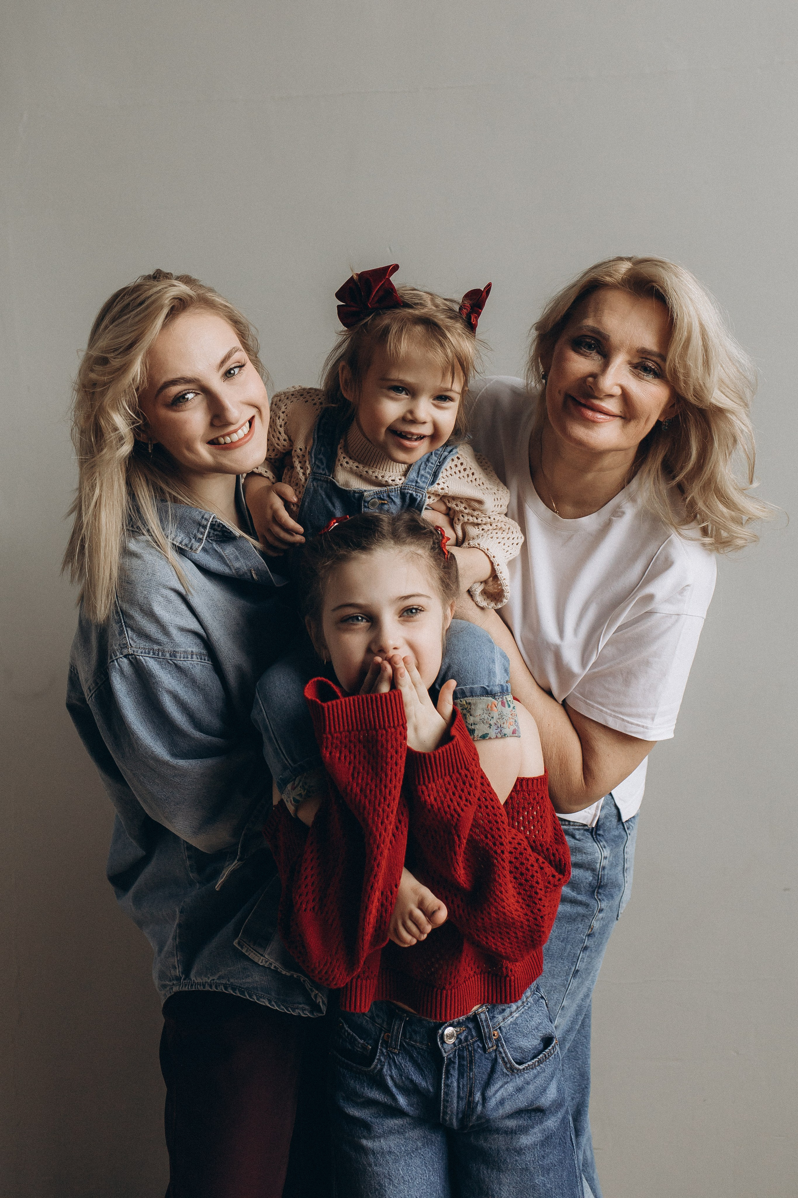 Евгения, Светлана, Лиза, Даша и Софа. Главная