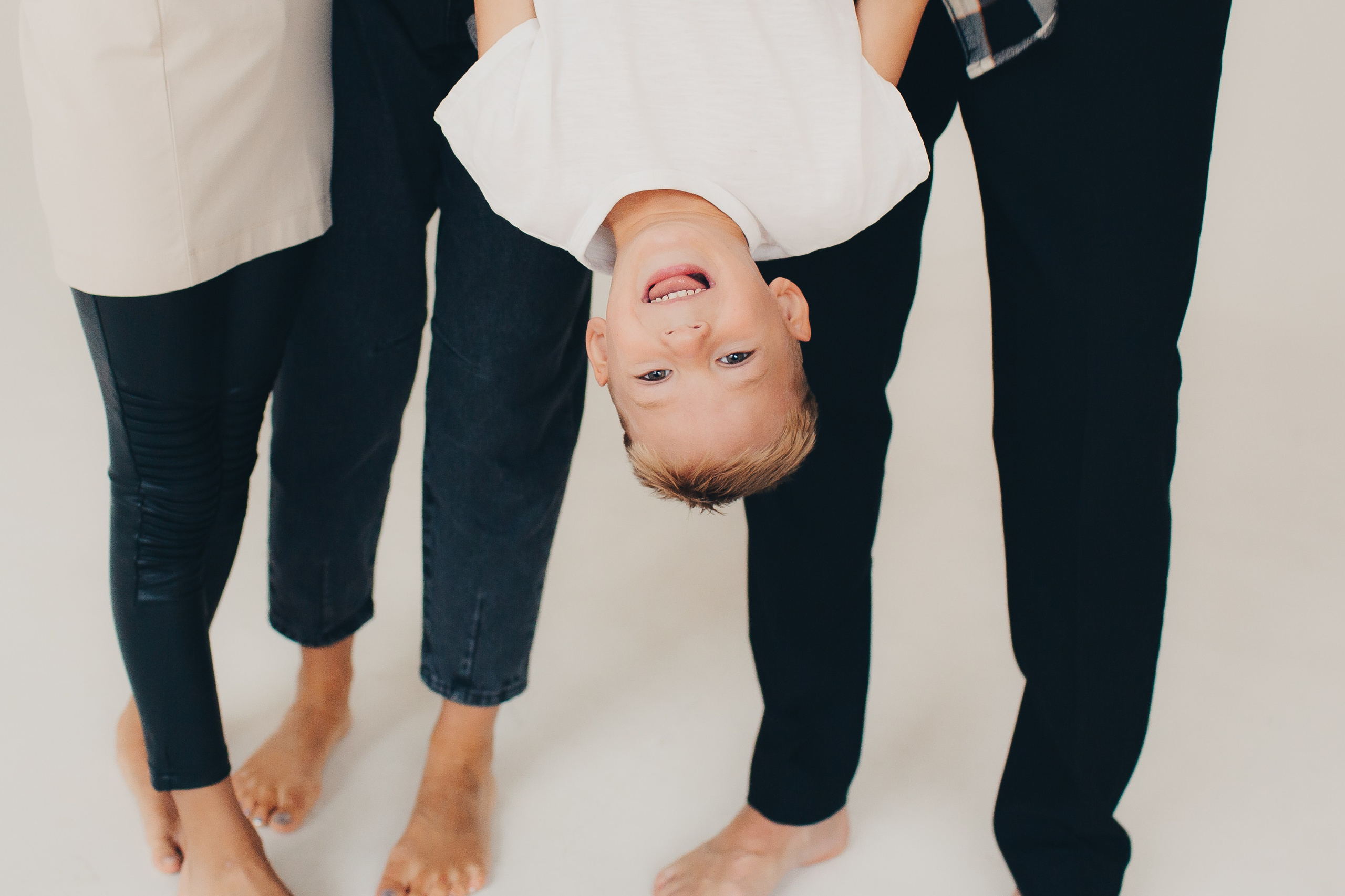 Семейная съёмка на белом фоне. Фотограф Евгения Мальцева, Архангельск