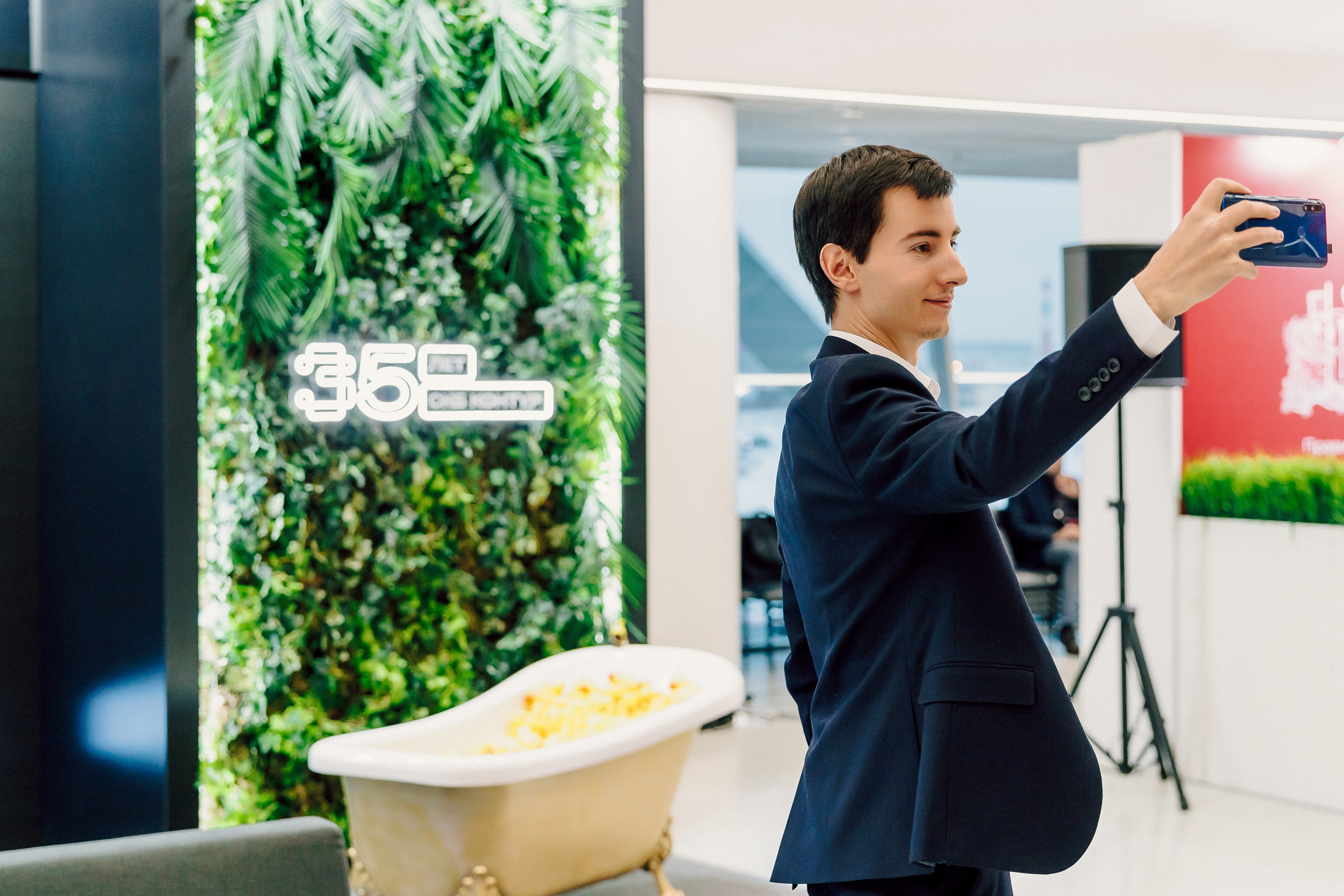 СКБ Контур — Форум будущего — Стенд. Лёшка Варзегов — фотограф