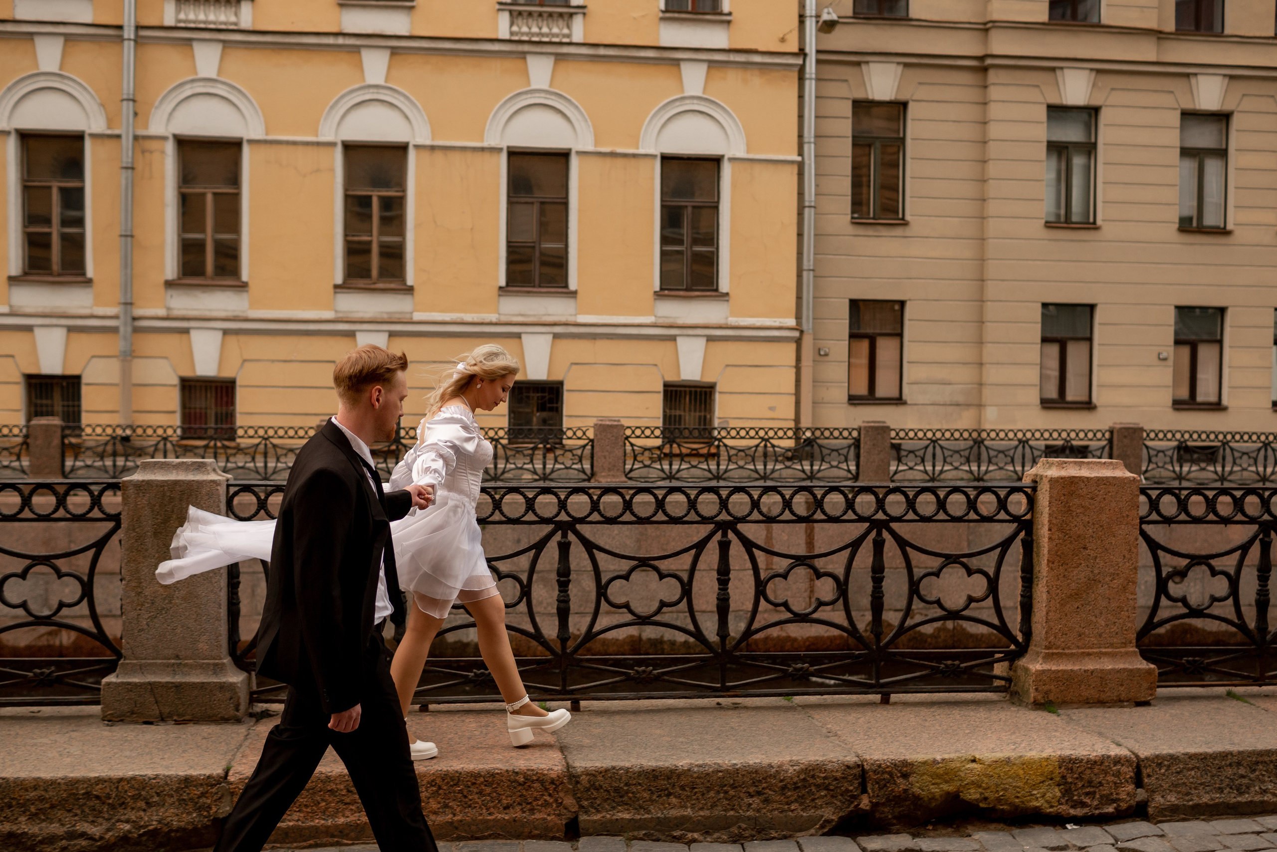 Свадебная фотопрогулка по улицам Петербурга. Свадебный фотограф Кирилл Белый
