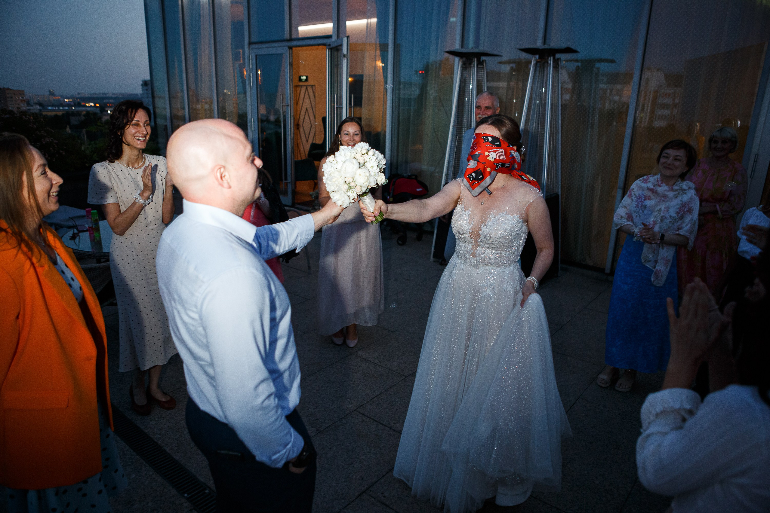 Невеста дает букет подружке.