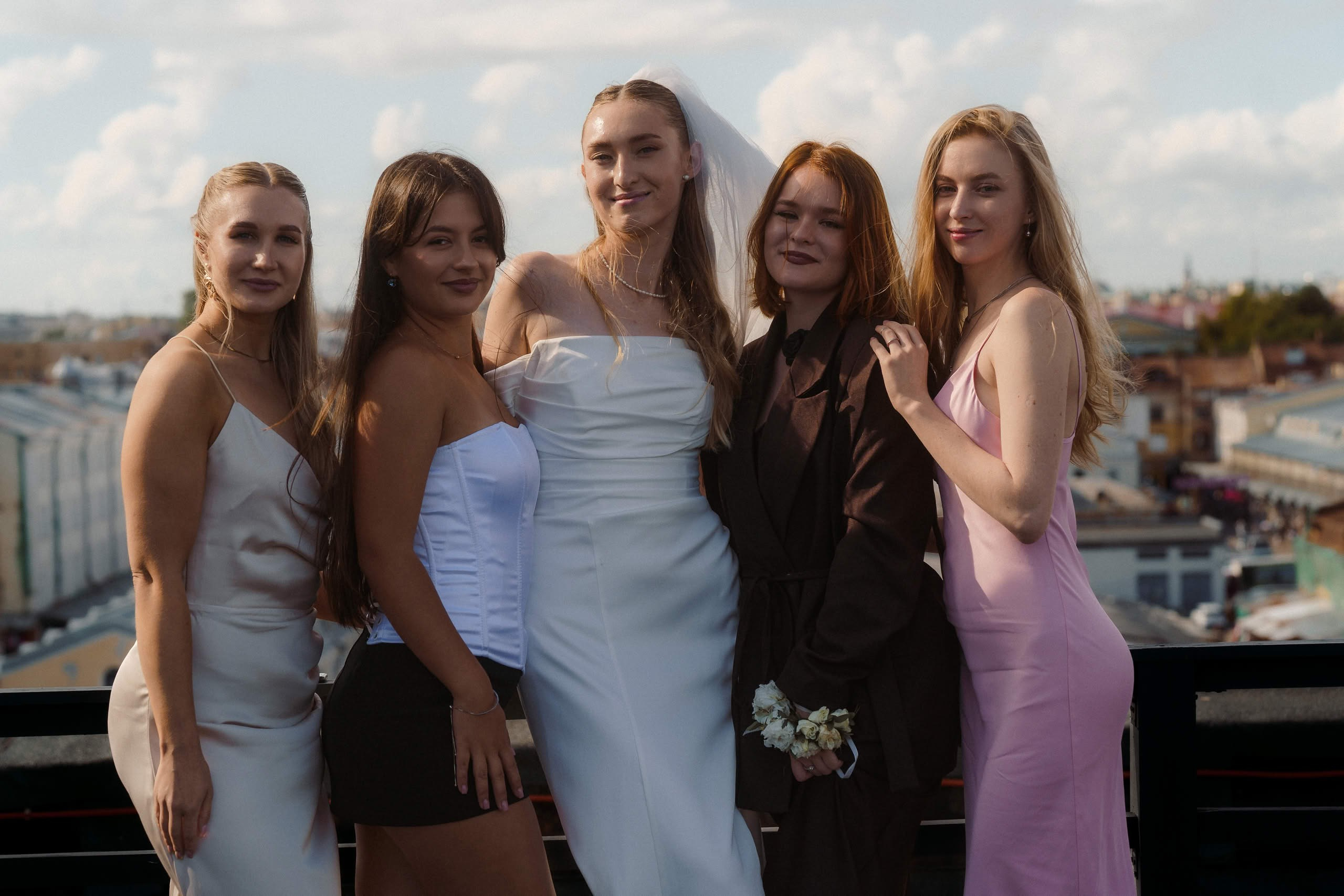 Невеста Анна с подругами на руфтопе Event Rest в Петербурге