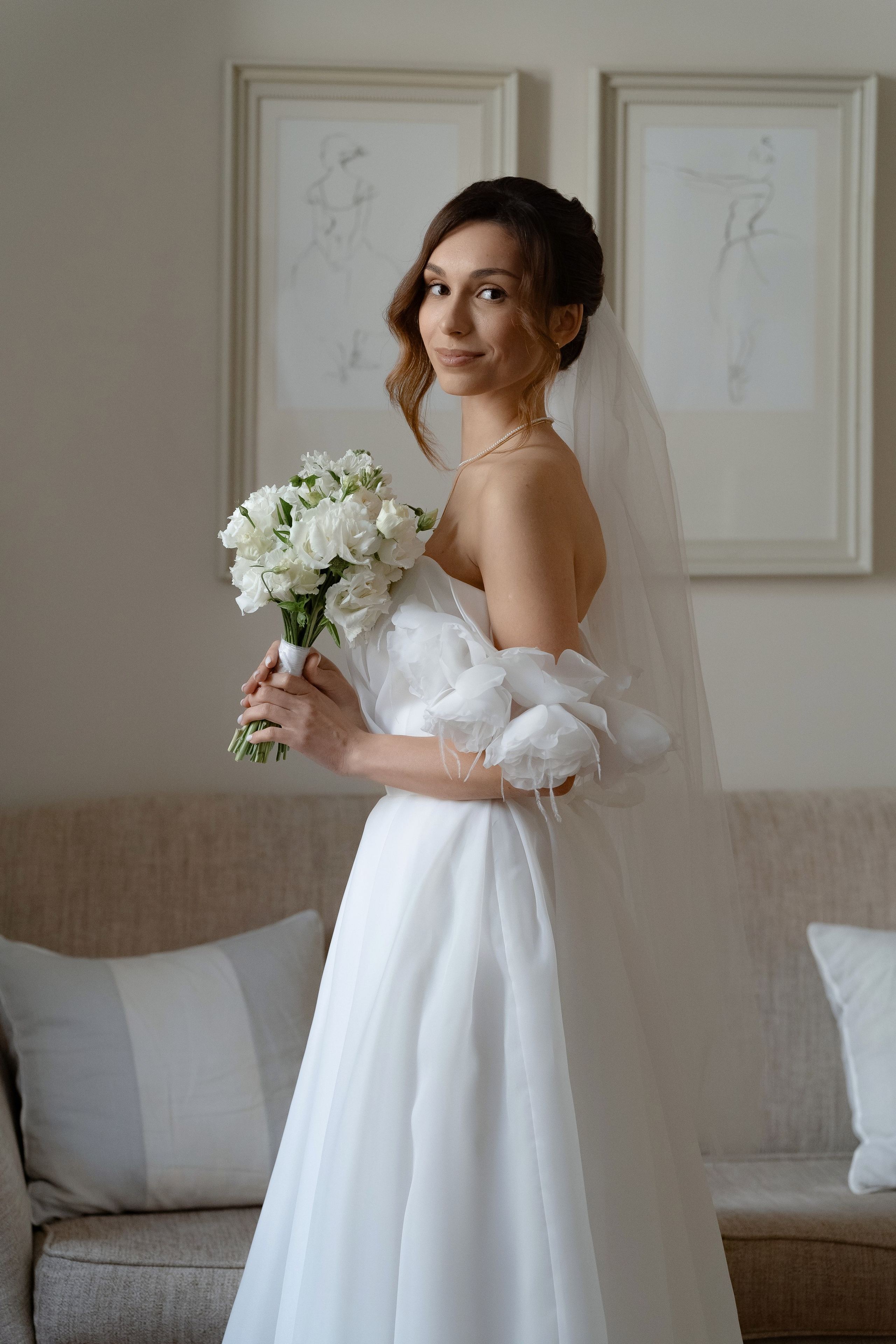 Портрет невесты у окна в мягком свете