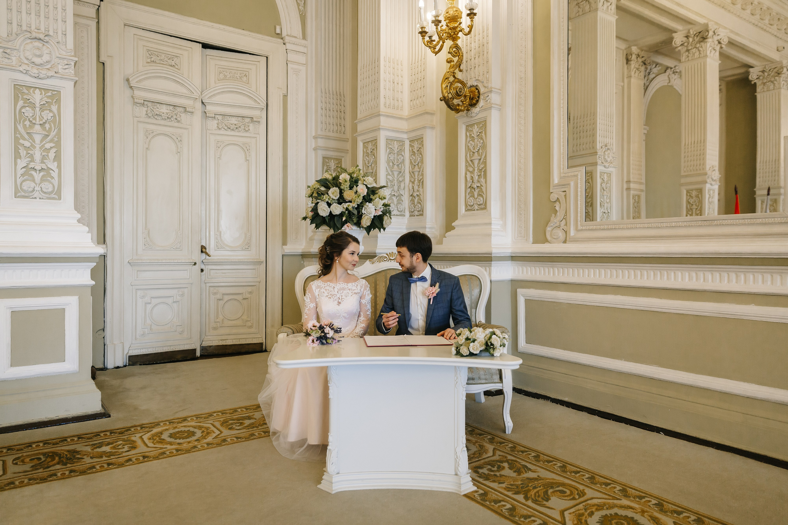 МАЙ | Дворец № 1, Атланты, Эрмитажный дворик. Свадебный фотограф в Санкт-Петербурге Полина Корзухина