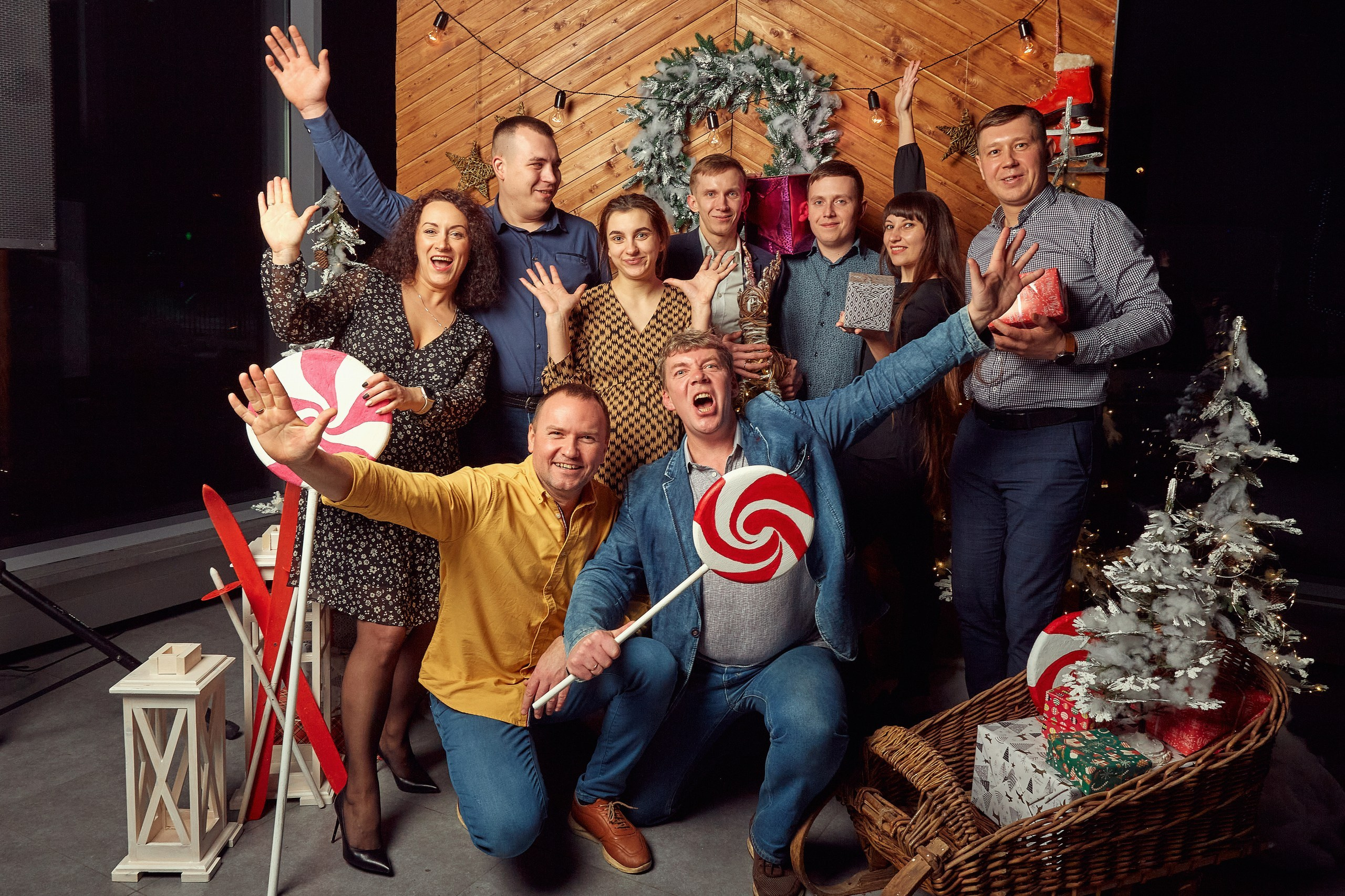 Транс-Инвест / Новогодний корпоратив на территории автосалона. Антон Артюшин, портретный фотограф. Москва