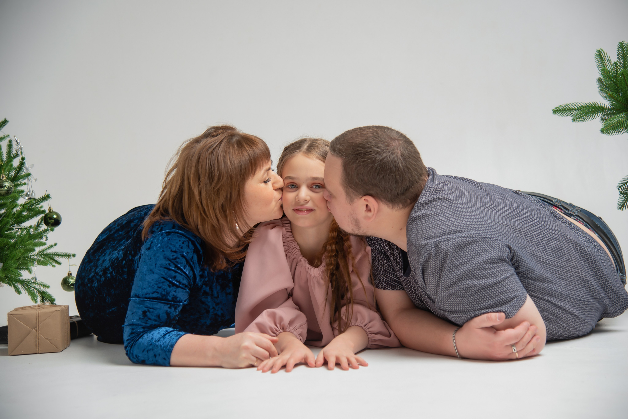 Семейная новогодняя фотосессия «Стандарт». Занимаюсь профессиональной фотографией и живу рядом с Байкалом. Работаю в разных жанрах