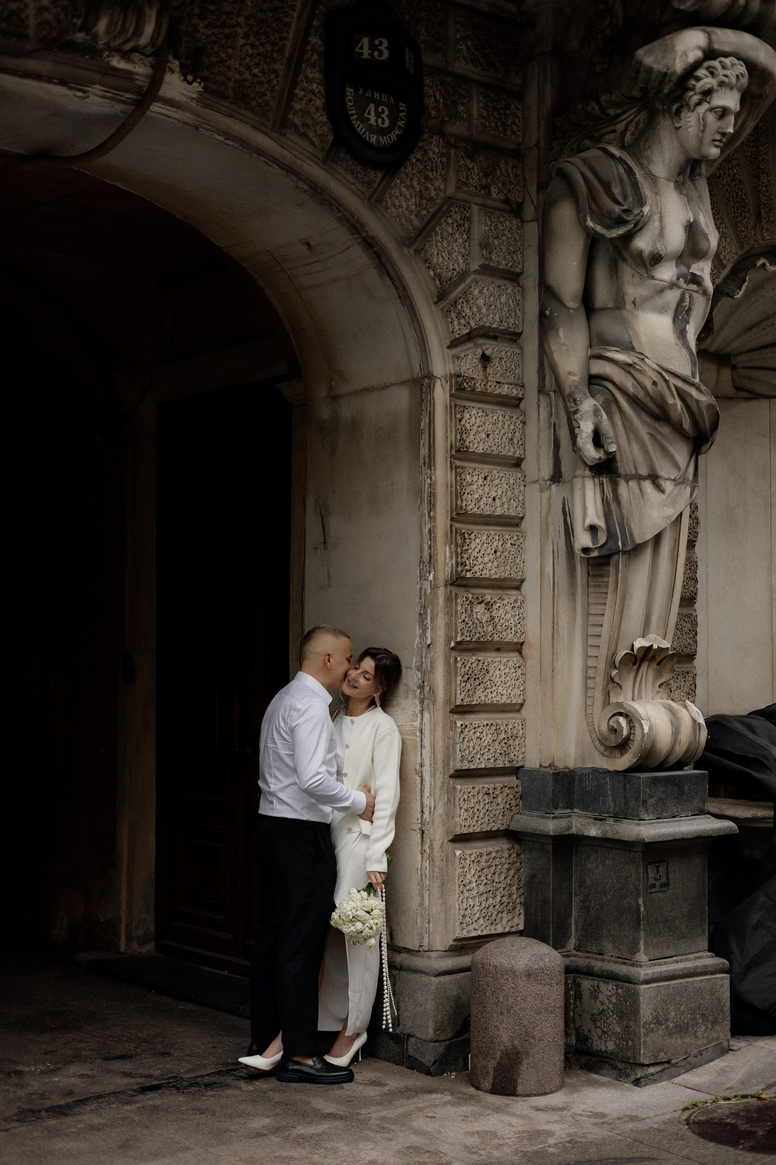 Свадебная прогулка у Исаакия. Свадебный фотограф в Санкт-Петербурге Ксения Кобышева