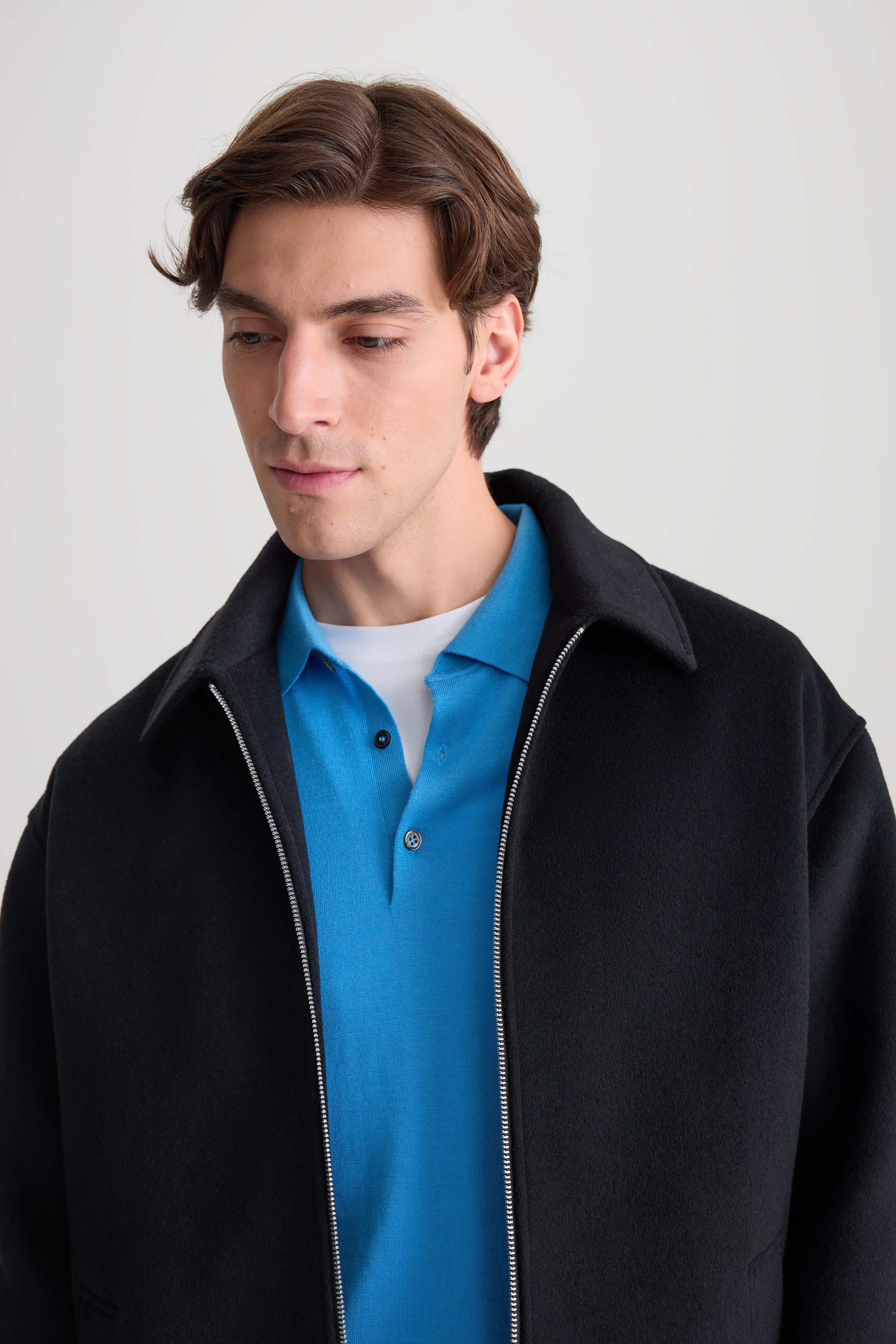 Фотограф Артём Галицкий. Специализируюсь на студийной съёмке одежды: каталоги, лукбуки, предметная съёмка. Опыт работы с fashion-брендами, маркетплейсами и коммерческими проектами. Грамотно выстраиваю свет, работаю быстро и точно под задачу. Также имею опыт работы гафером — отлично знаю световое оборудование и техническую сторону съёмочного процесса.