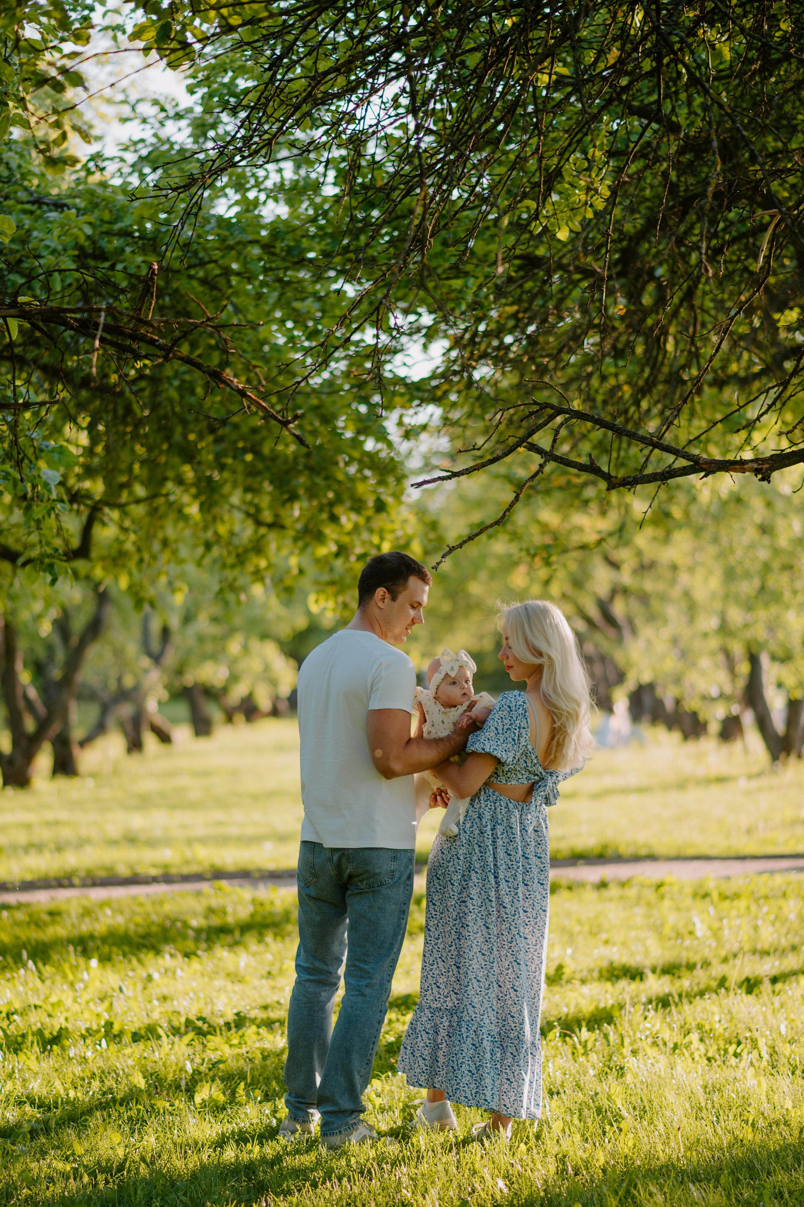 Вечерело в яблочном саду. Свадебный, репортажный и семейный фотограф в Москве Арина Зак