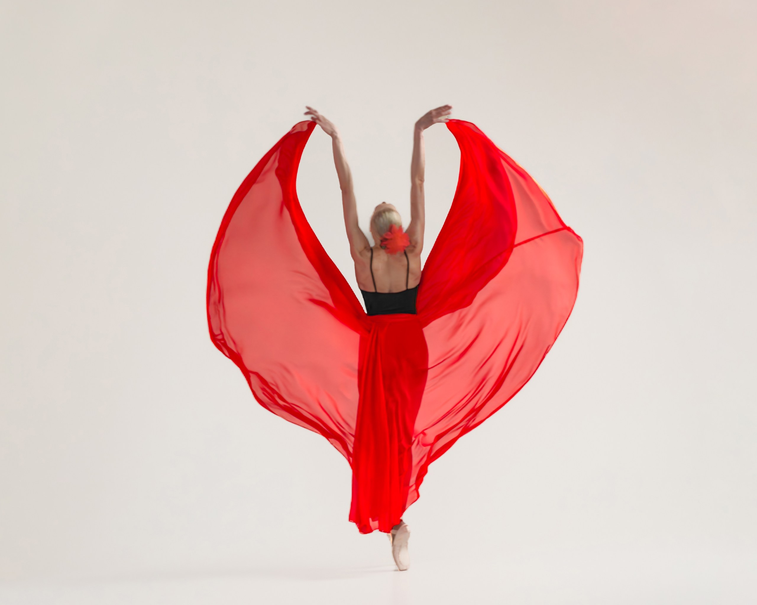 Studio photo shoot for girls in Yekaterinburg. Dynamic and flying shots in the portfolio