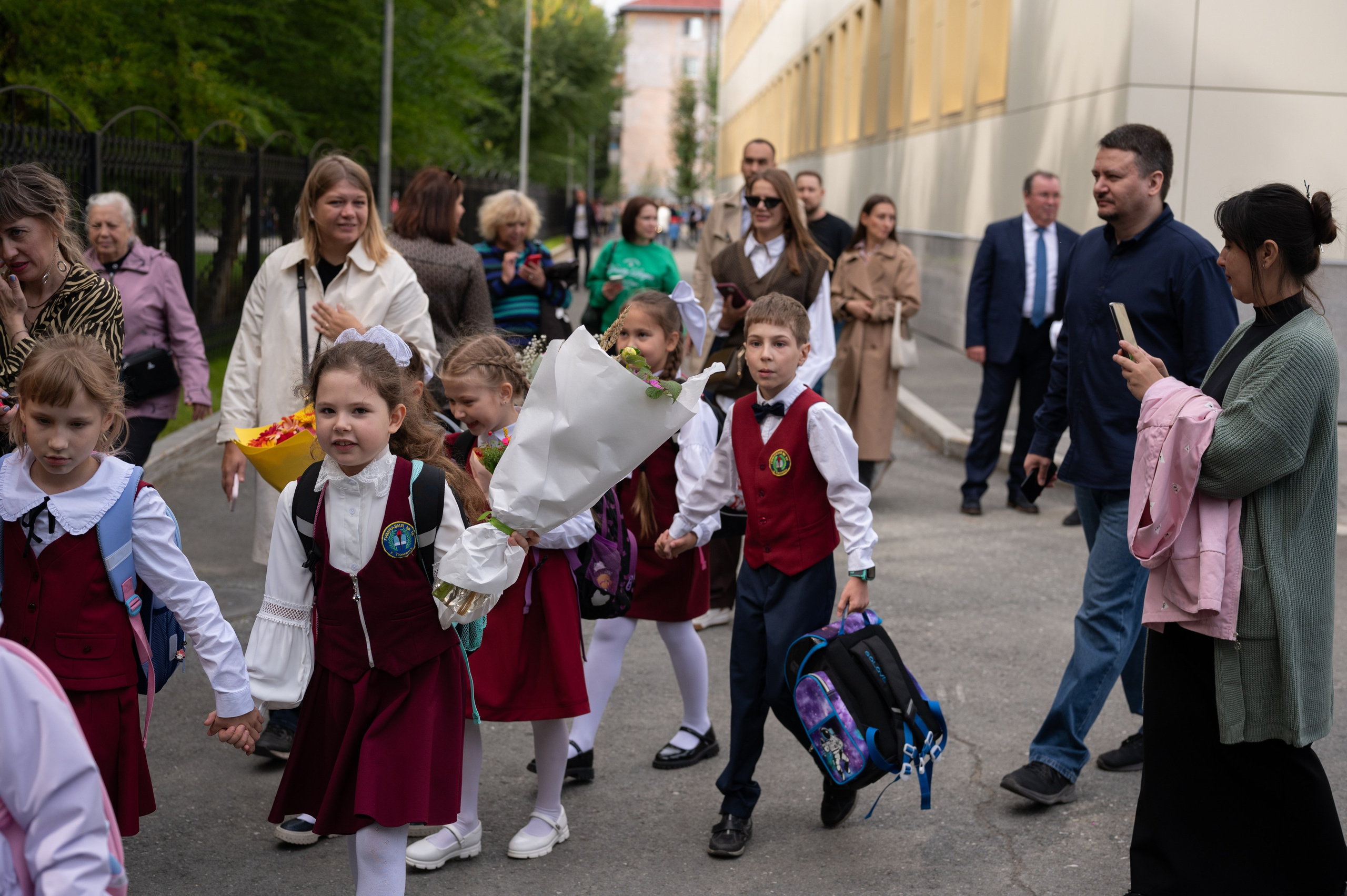 1 сентября 16 гимназия 2 класс (линейка + в классе+ на улице). Фотограф новорожденных, семейный детский в Тюмени Татьяна Морозова