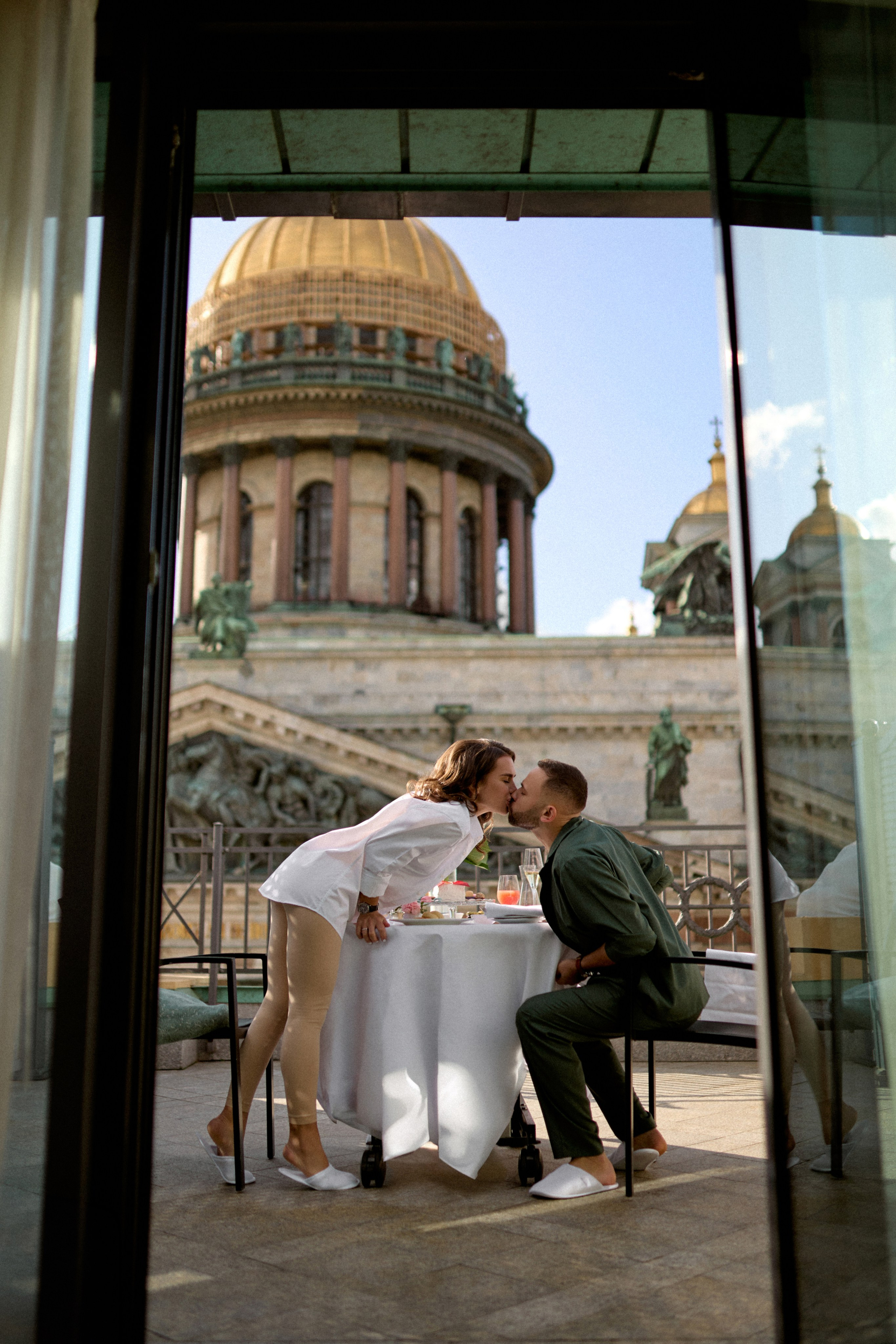 Свадебная фотосессия в отеле с видом на Исаакиевский собор. Сестры Карабаза. Фотографы и ретушеры в Москве и Санкт-Петербурге
