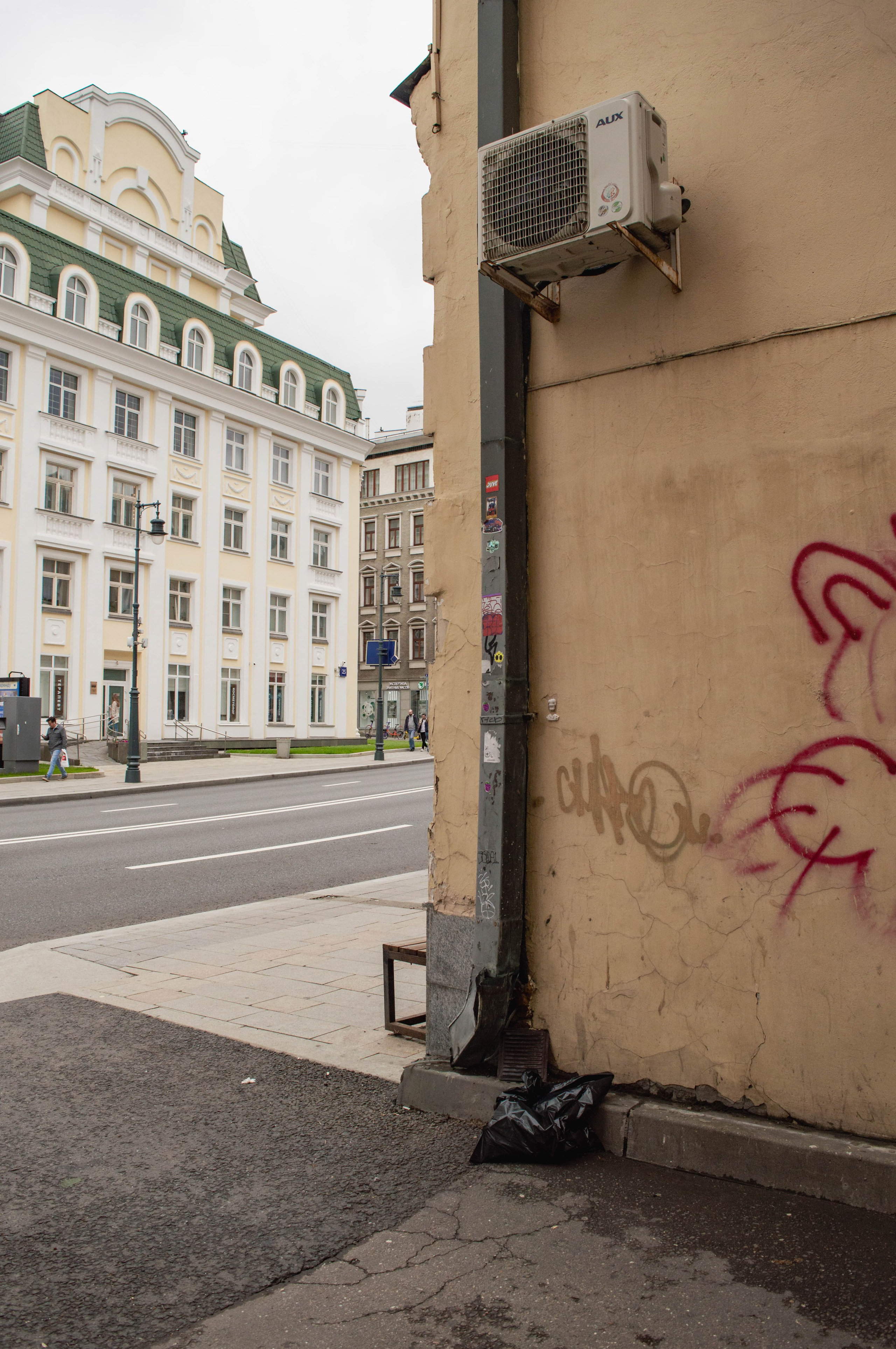 Типология «Стикербомбинг в городе». Фотограф Анастасия Лощакова в Москве