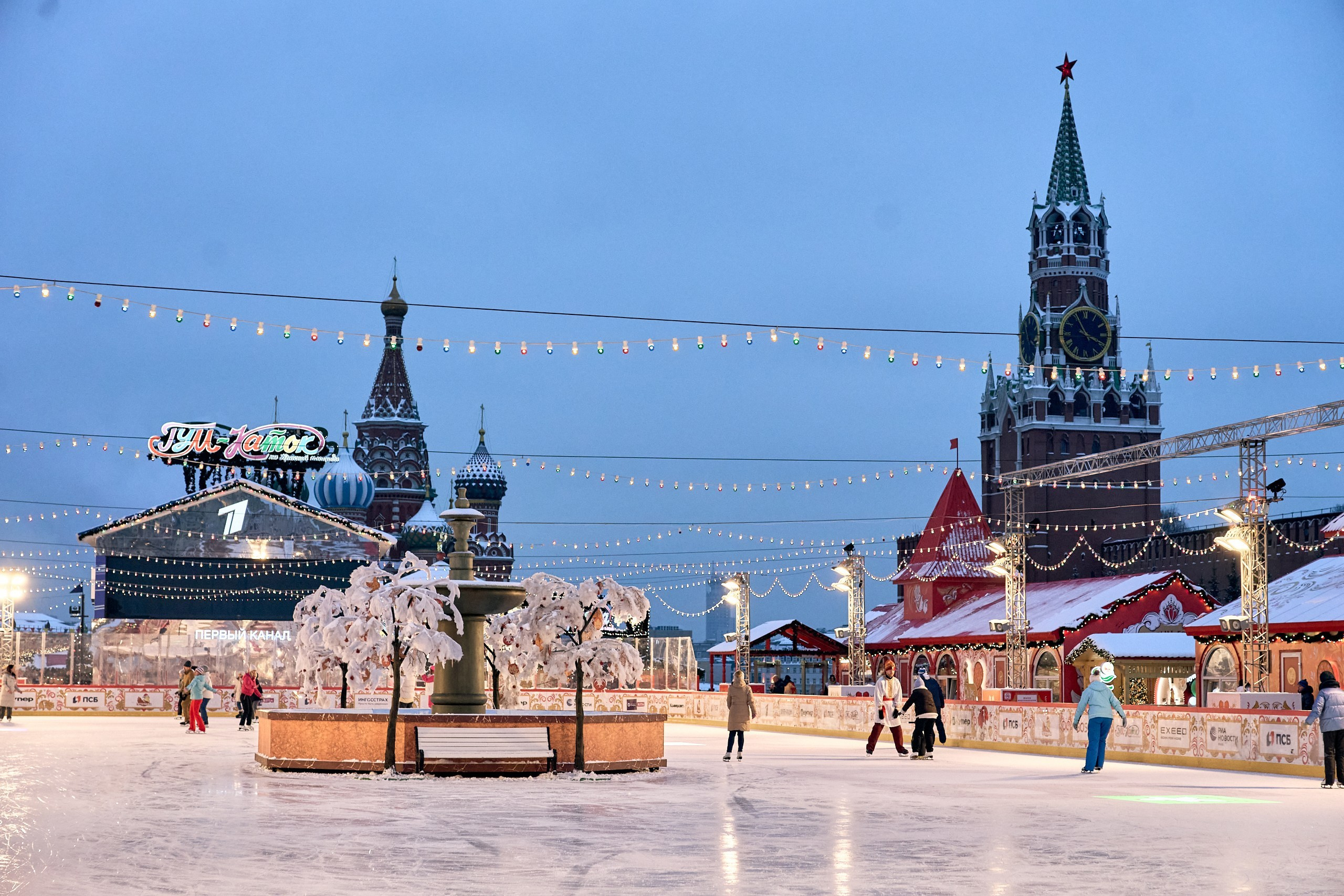 Корпоратив Avon на катке ГУМ. Контент-фотограф в Москве Тима Забабурин