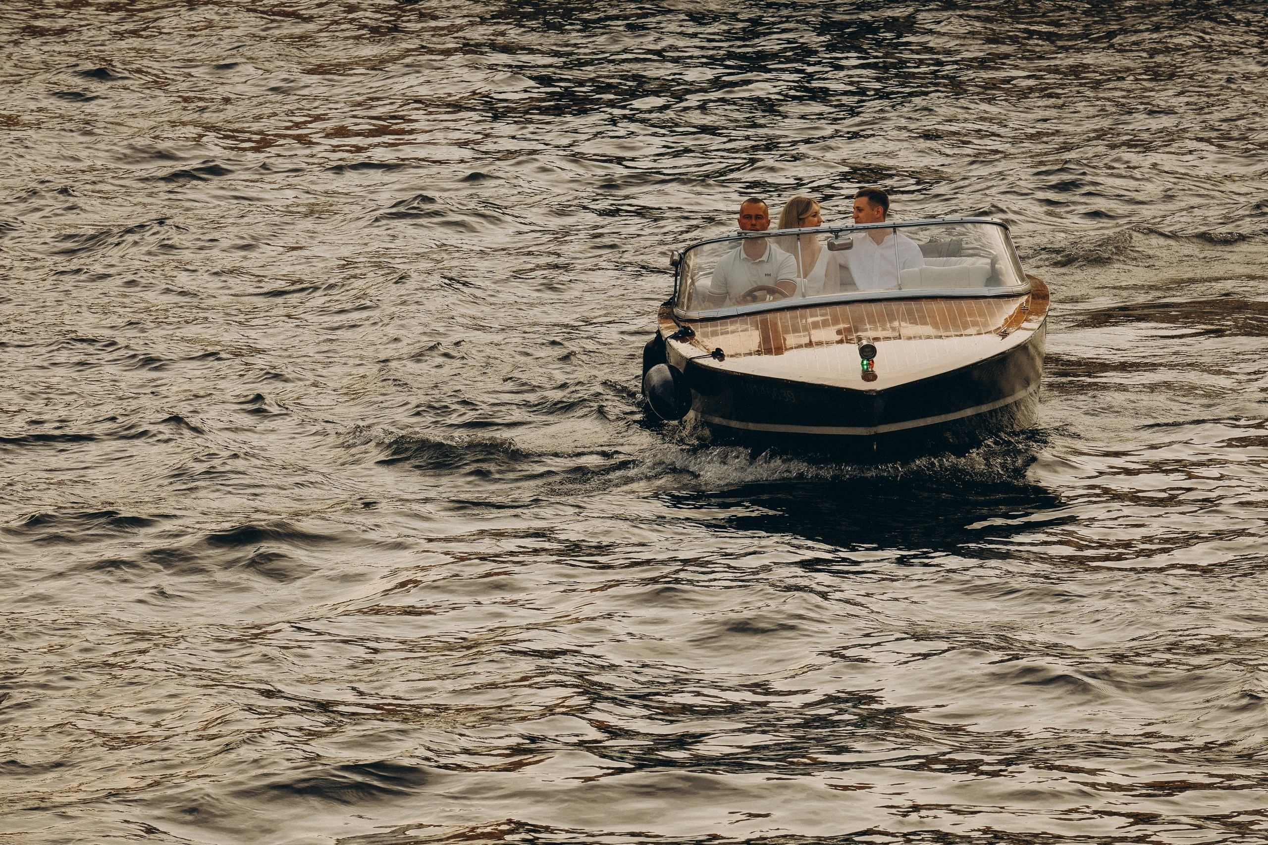 СВАДЕНБНАЯ СЬЕМКА НА КАТЕРЕ ПО КАНАЛАМ САНКТ-ПЕТЕРБУРГА И В АКВАТОРИИ НЕВЫ. Профессиональный фотограф, Санкт-Петербург — Виктория Богомолова