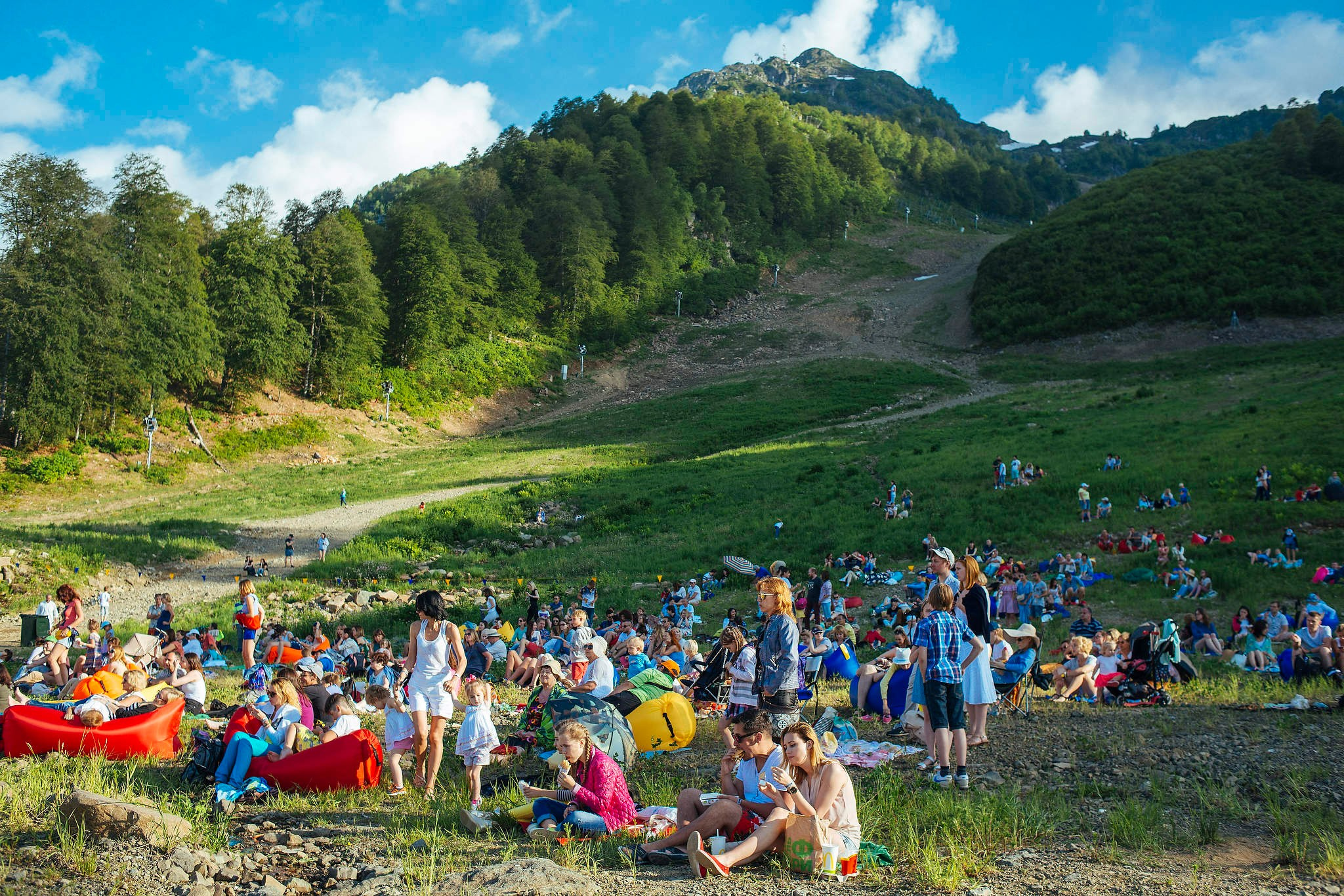 Зрители слушают и танцуют на итоговом концерте на фестивале Усадьба Jazz в Красной Поляне. Съемка для Усадьба Jazz в 2016 году.