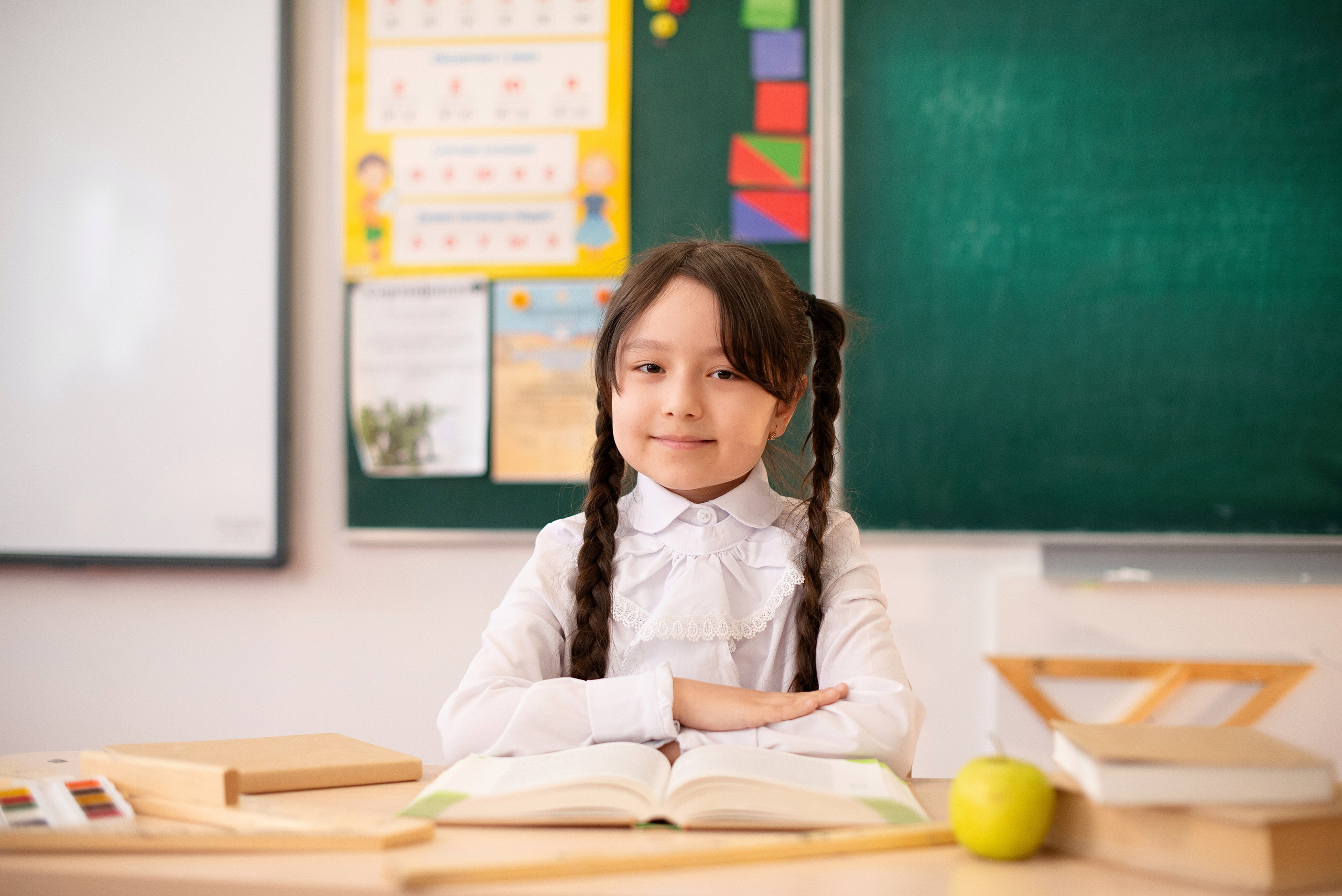 Профессиональная фотография ученика средней школы города Сургут, качественная съемка для школьного альбома, выпускник 2026 года.