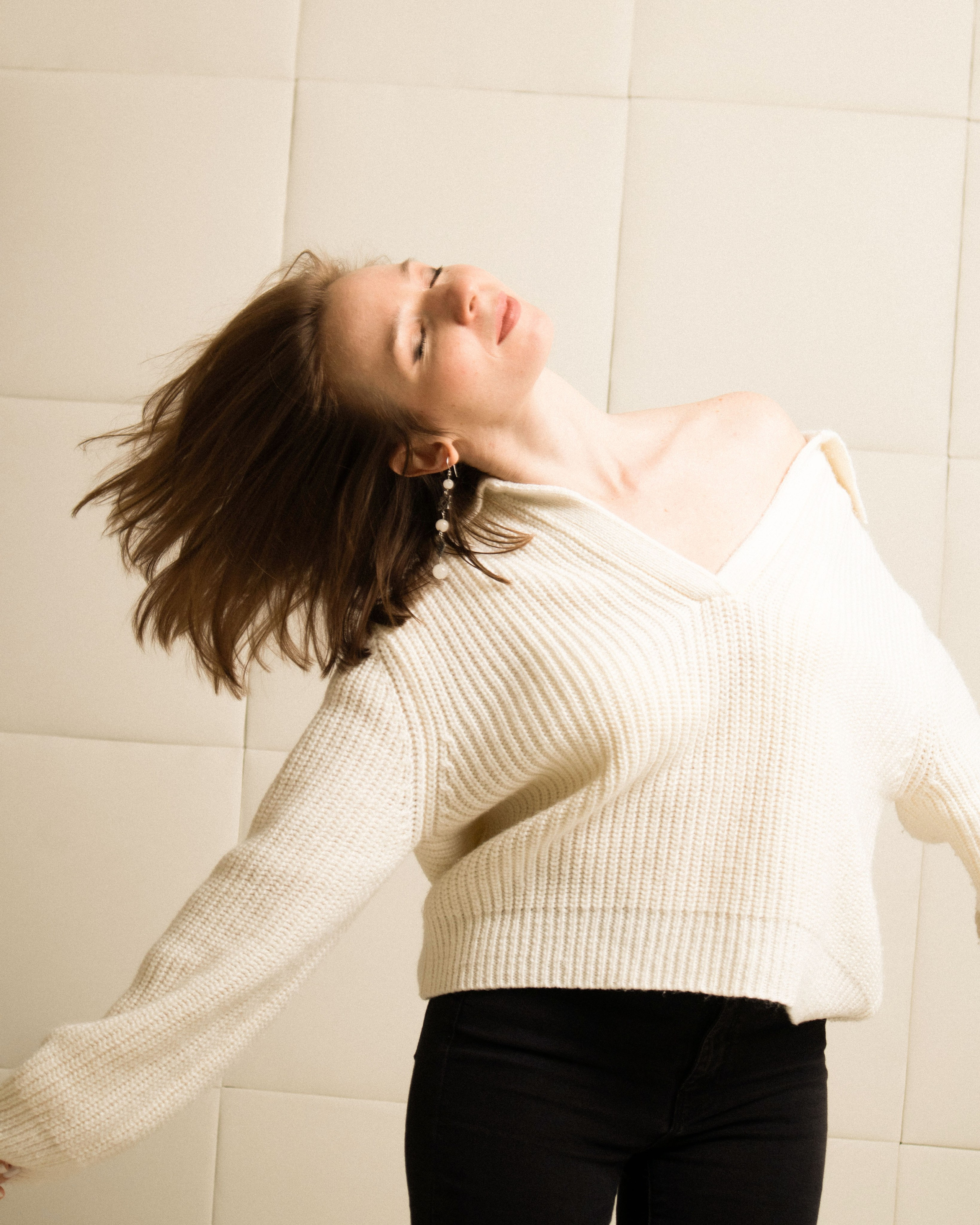 студийный женский портрет в белом